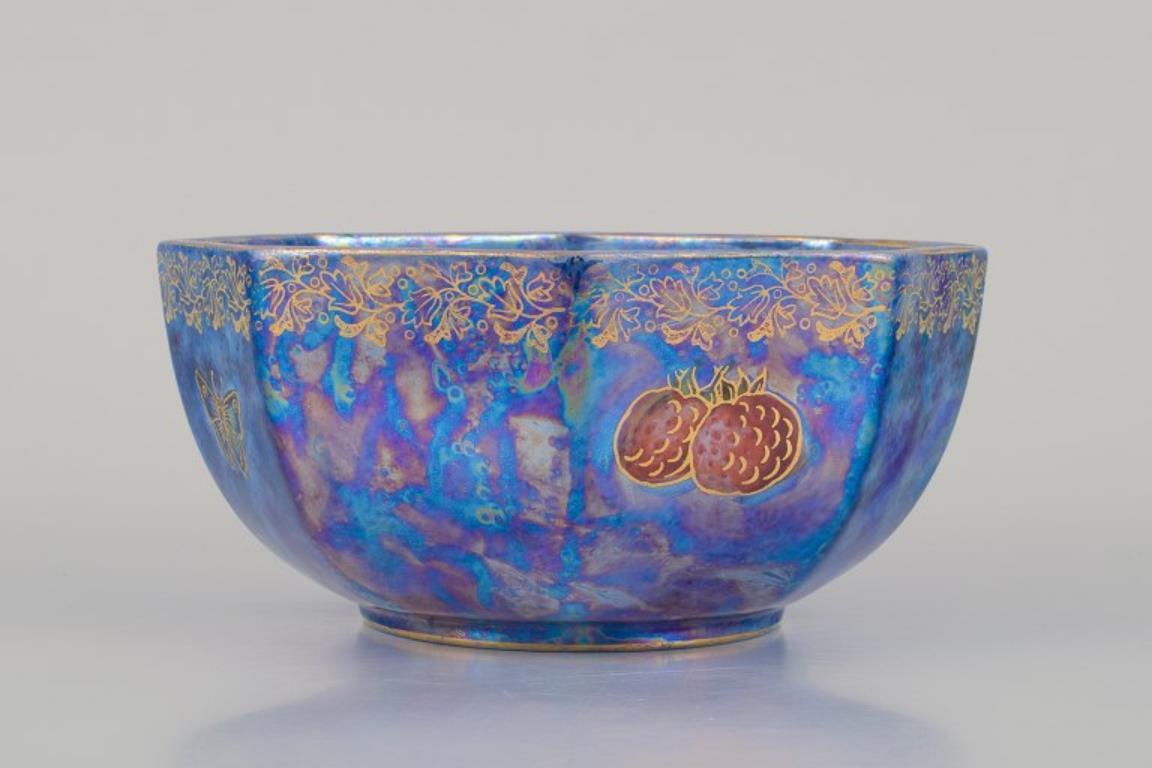 Rosenthal, Allemagne. 
Bol octogonal en porcelaine à glaçure irisée et brillante.
Peint à la main avec des fruits et des papillons.
Années 30/40.
Marqué.
En parfait état.
Dimensions : D 16,5 cm x H 8,0 cm.