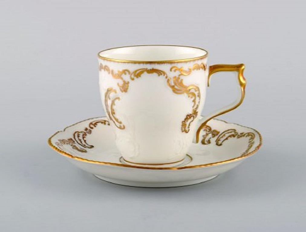 Rosenthal, Germany. Porcelain coffee service with gold decoration for 12 people with a coffee pot and sugar bowl, 20th century.
The coffee cup measures: 5.8 x 5.8 cm.
Saucer diameter: 11.5 cm.
The coffee pot measures: 21 x 16 cm.
In excellent