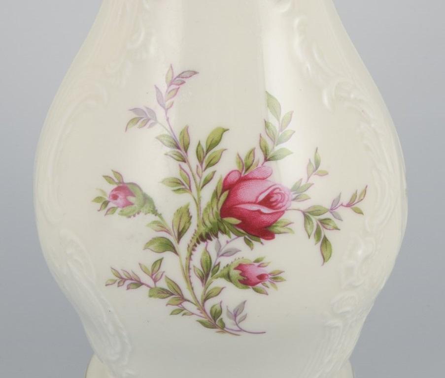 Rosenthal, Deutschland. Cremefarbene Vase „Sanssouci“, dekoriert mit Blumen. (Handbemalt) im Angebot