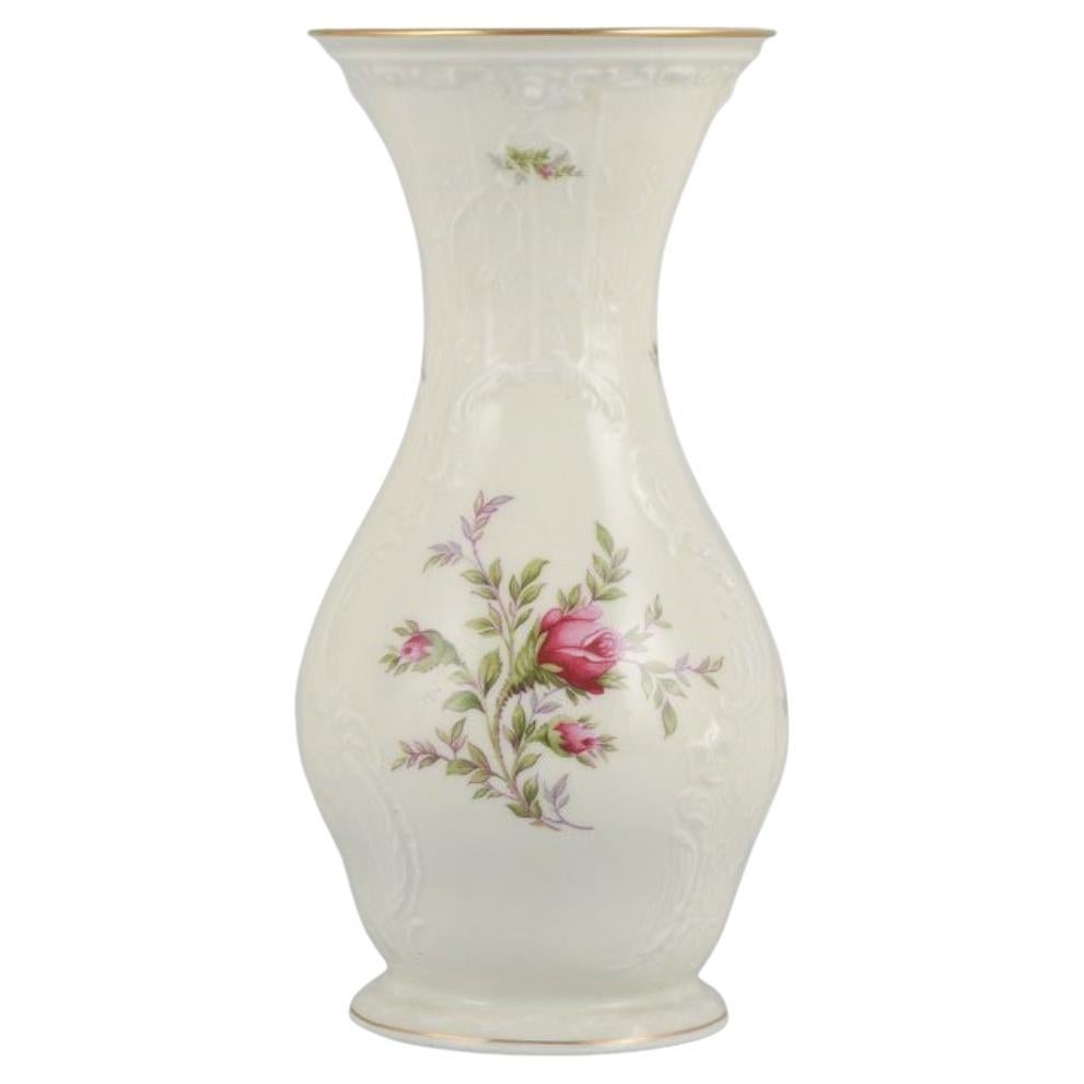 Rosenthal, Deutschland. Cremefarbene Vase „Sanssouci“, dekoriert mit Blumen. im Angebot