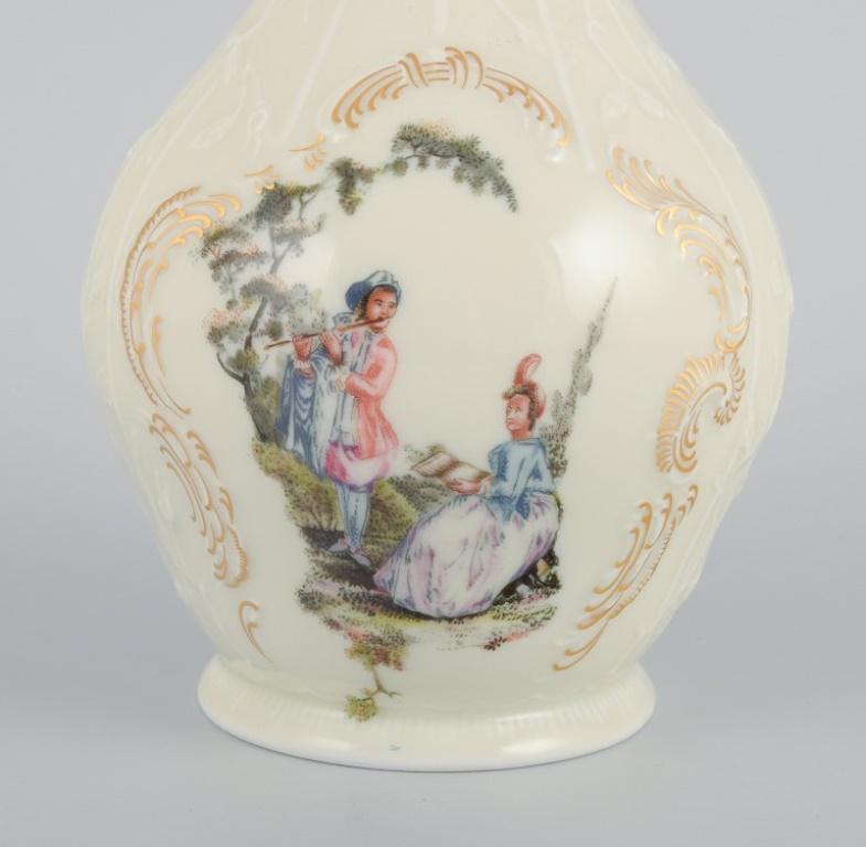 Allemand Rosenthal, Allemagne. « Sanssouci », vase de couleur crème décoré de personnages. en vente