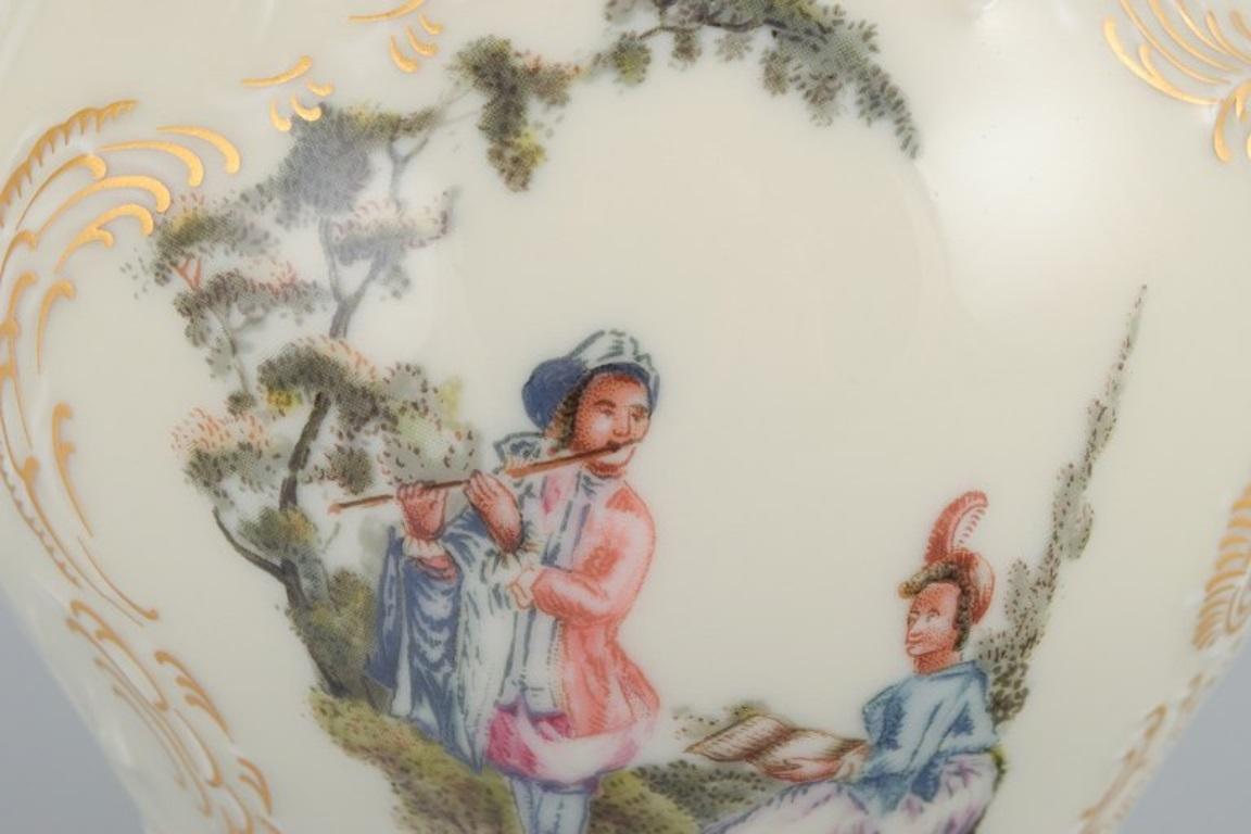 Peint à la main Rosenthal, Allemagne. « Sanssouci », vase de couleur crème décoré de personnages. en vente