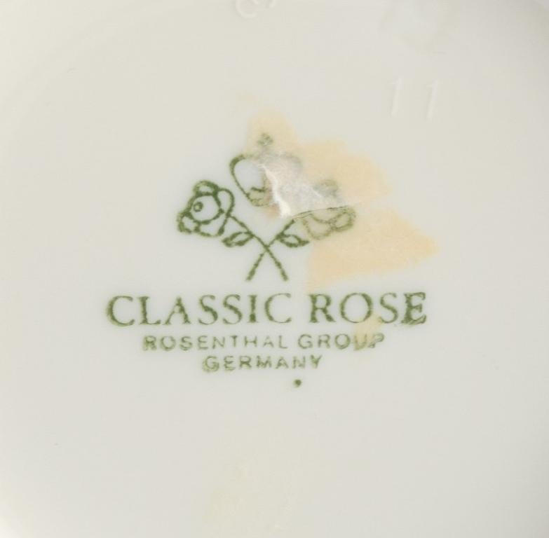 Milieu du XXe siècle Rosenthal, Allemagne. « Sanssouci », vase de couleur crème décoré de personnages. en vente