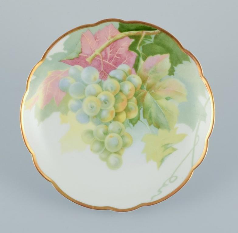 Rosenthal, Germany. A set of six porcelain plates with various fruit motifs. Gold rim.
Approximately from the 1930s.
Marked.
In perfect condition.
Dimensions: Diameter 17.3 cm.