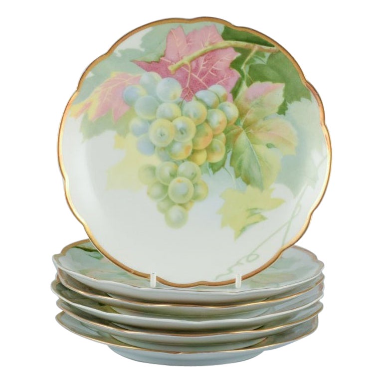 Rosenthal, Allemagne. Ensemble de six assiettes en porcelaine avec divers motifs de fruits. 1930s