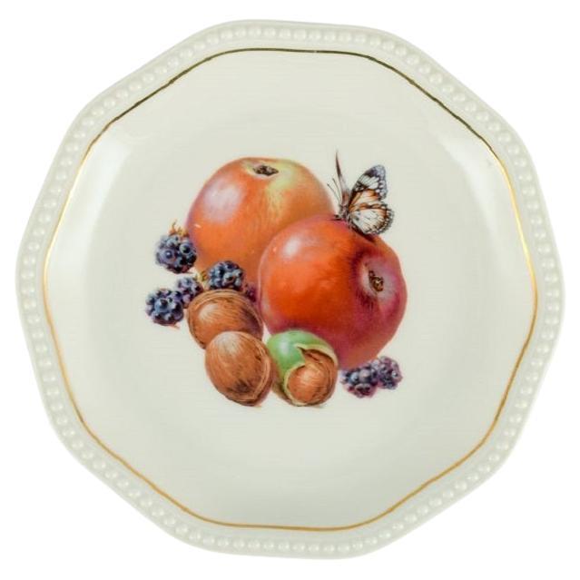 Rosenthal, Germany, six plates hand painted with fruits, butterflies and gold decoration.
Approx. 1930.
First factory quality.
In perfect condition.
Dimensions: D 18.0 cm.


