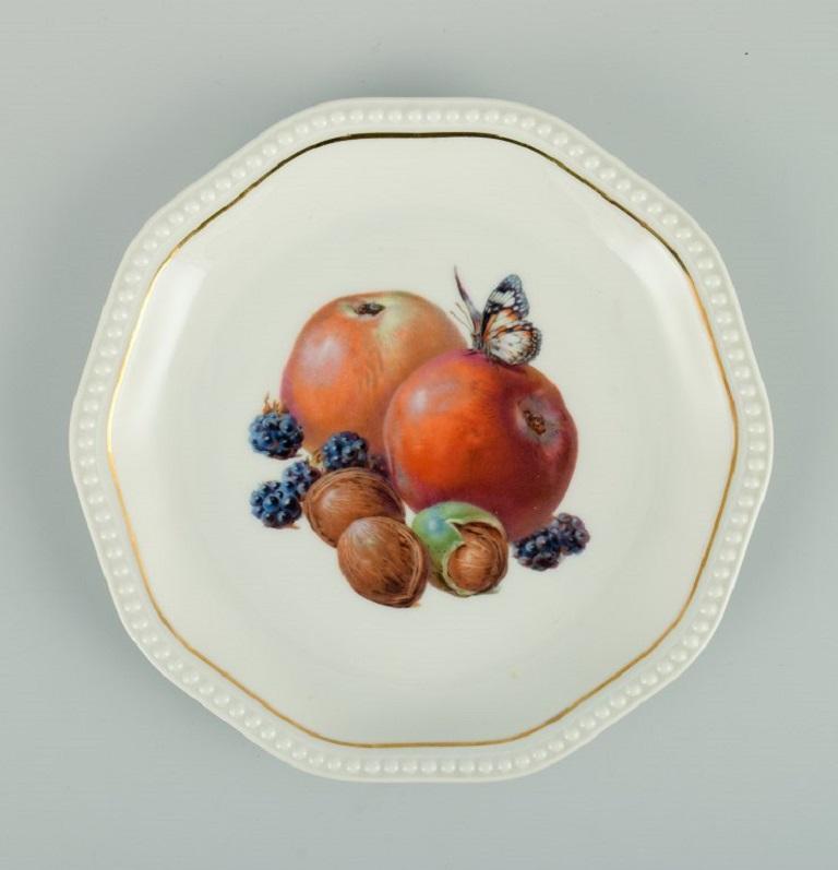 Rosenthal, Alemania, seis platos pintados a mano con frutas, mariposas y decoración dorada.
hacia. 1930.
Primera calidad de fábrica.
En perfecto estado.
Dimensiones: D 18,0 cm.


.