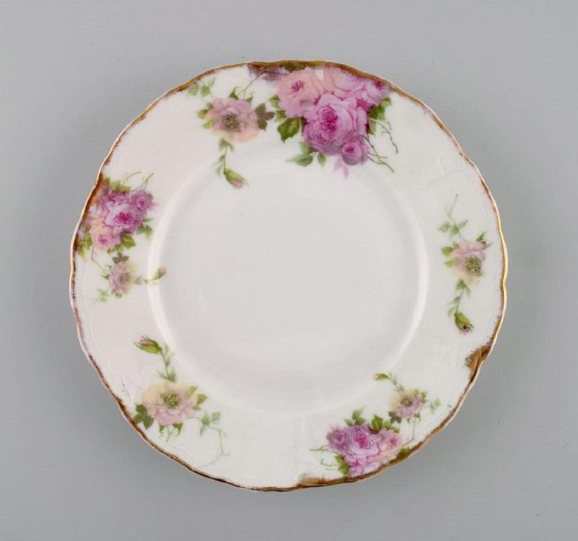 Rosenthal, Germany. Three Iris plates in hand-painted porcelain with flowers and gold edge. 1920s.
Diameter: 17.5 cm.
In excellent condition.
Stamped.