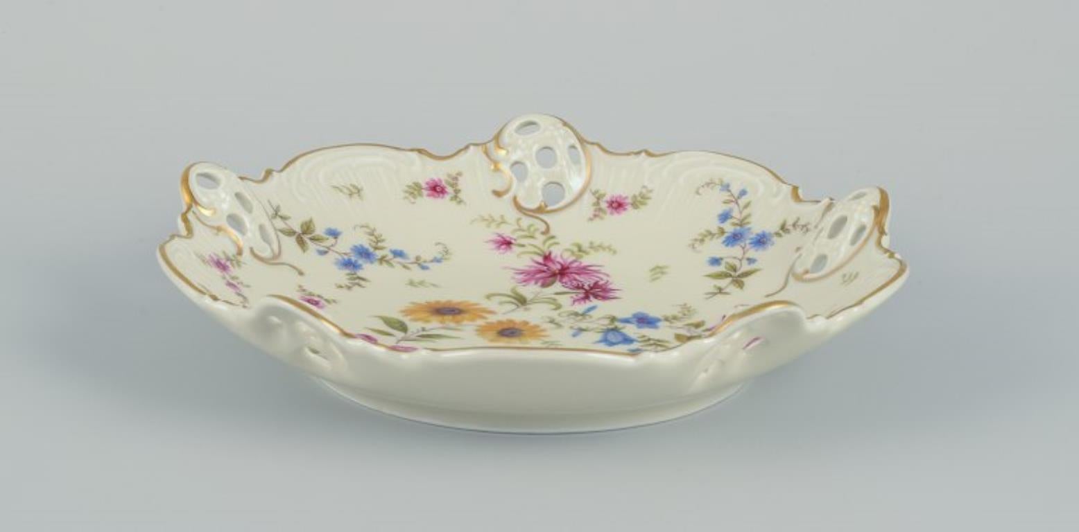 Rosenthal, Deutschland. Zwei „Moliere“-Porzellanschalen mit netzförmigem Rand. (Handbemalt) im Angebot