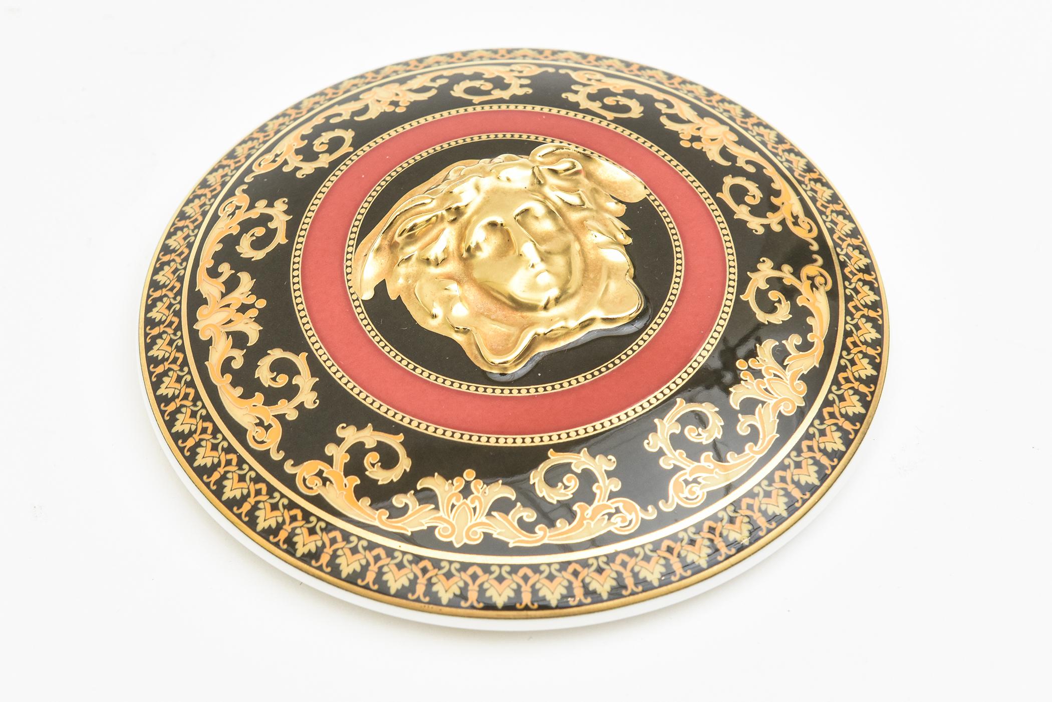 Rosenthal Deutschland Versace Porzellan Schwarz, Rot, Weiß, Gold Medusa 2 Teile Schachtel im Angebot 2