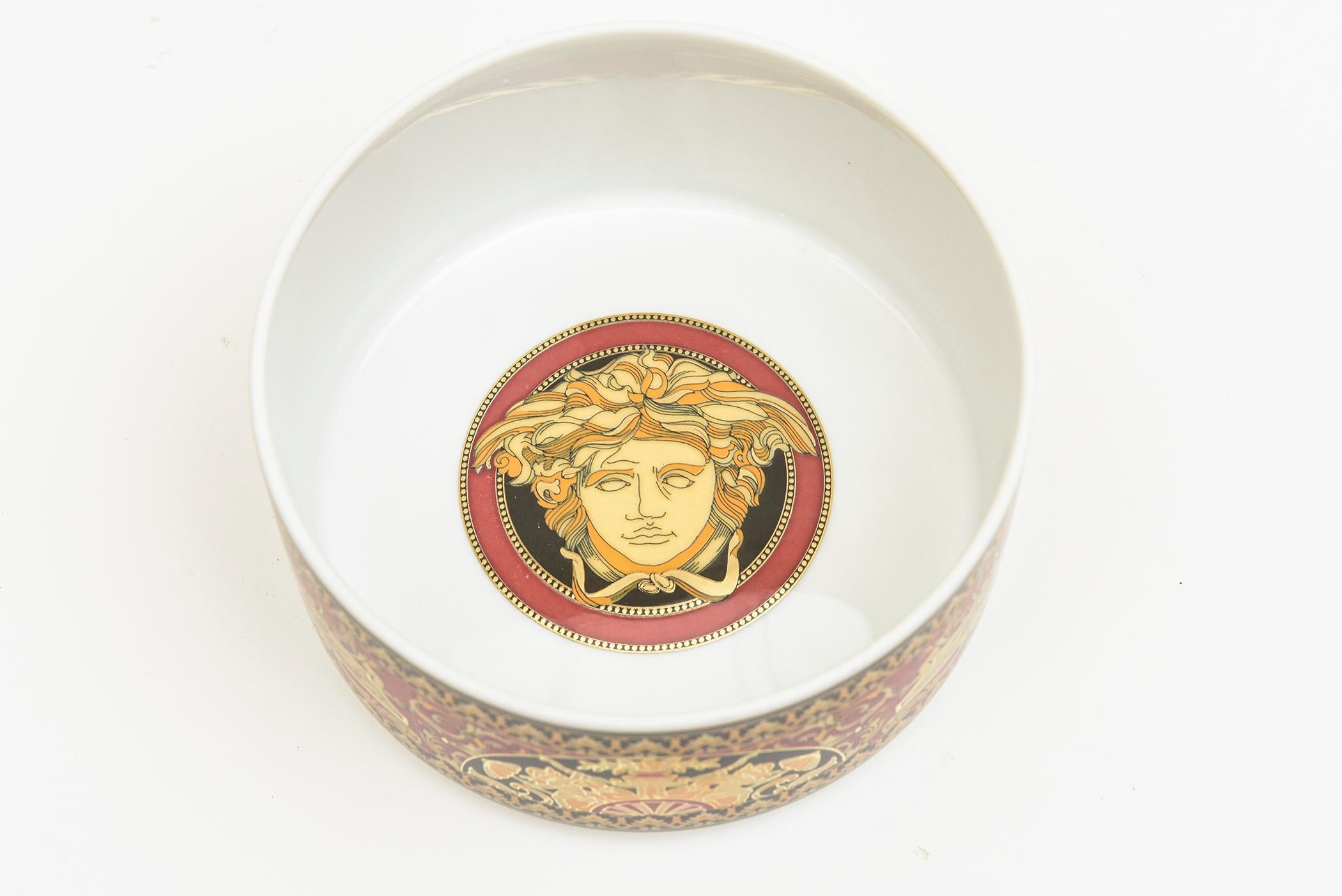 Rosenthal Deutschland Versace Porzellan Schwarz, Rot, Weiß, Gold Medusa 2 Teile Schachtel im Angebot 1