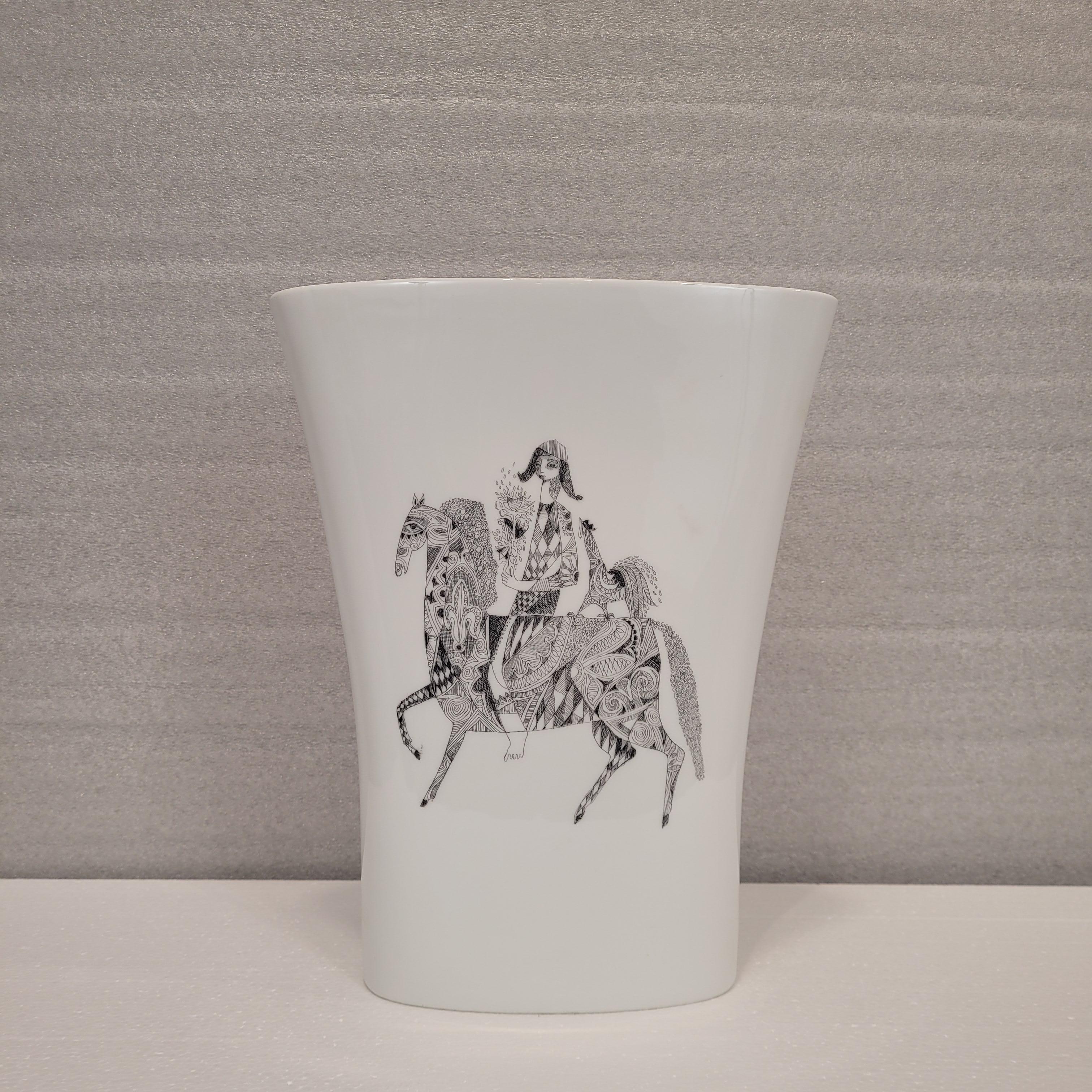 Increíble jarrón diseñado por Cuno Fischer (1914-1973) para Rosenthal Studio Linie. Tiene una estructura sencilla con una silueta elegante que se ensancha ligeramente hacia la parte superior; esta forma se asocia con el diseño industrial de la
