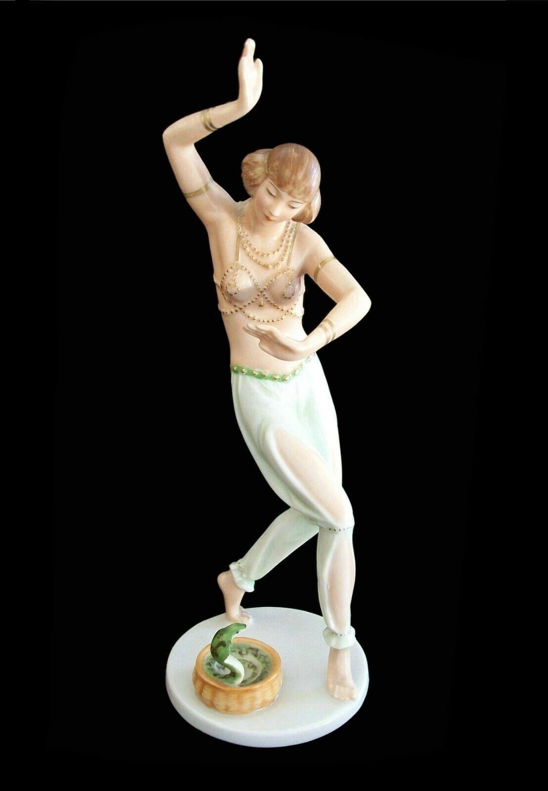 Rosenthal- Gustav Oppel (1891-1978) - 'Salambo' - Modellnummer 956/2 - Feine Art Deco 'Schlangenbeschwörer' Porzellanfigur - handbemalt - mit vergoldeten Details an Mieder, Taille und Armschmuck - signiert mit grüner Unterglasurmarke und