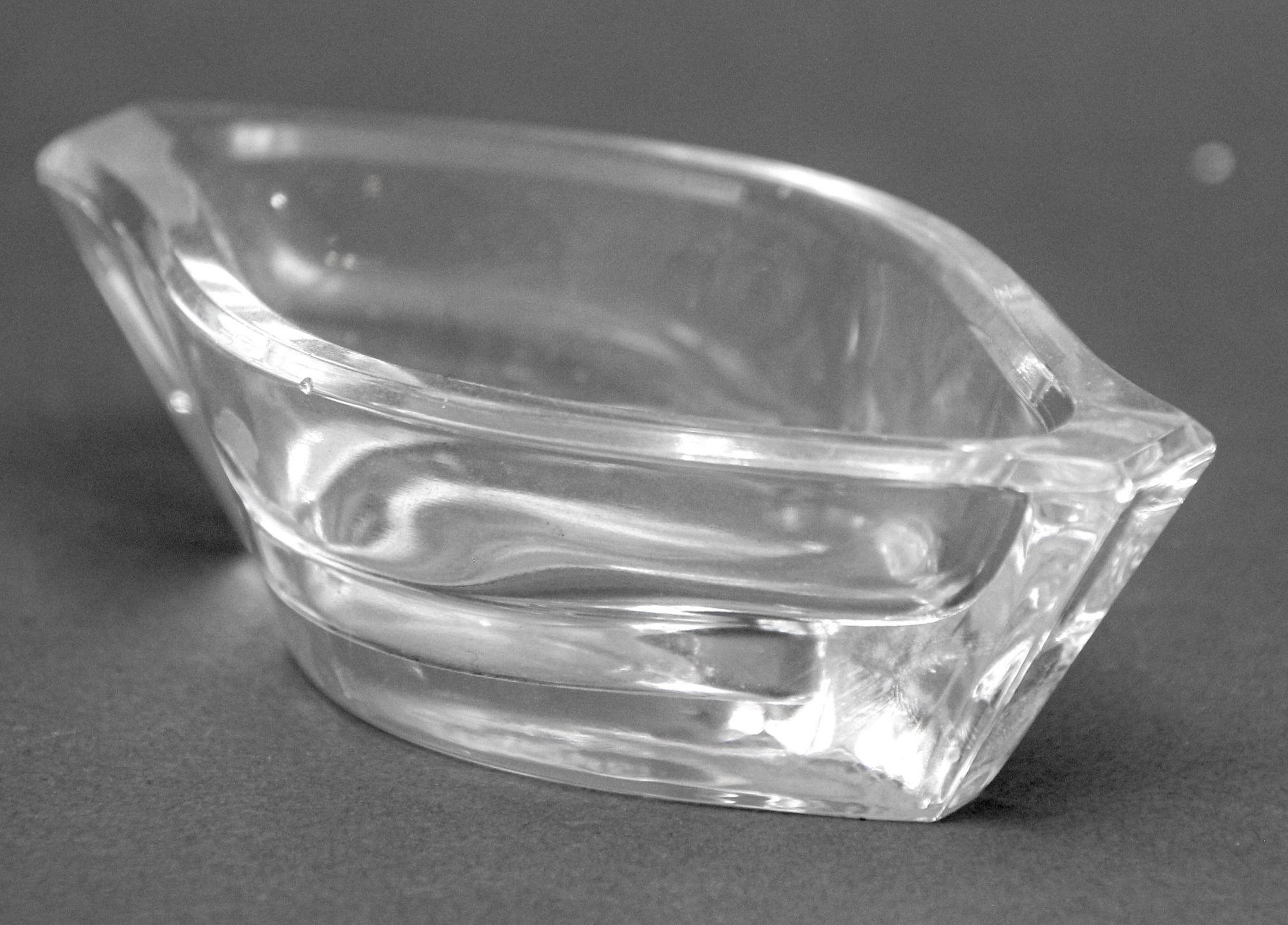 Presse-papiers en cristal de plomb Horizon de Rosenthal.
Rosenthal Minimalist lead crystal glass Horizon line pillar votive candle holder, vide poche, catchall, paperweight made in Germany.
Modèle en forme d'œil marqué à la base de la gravure