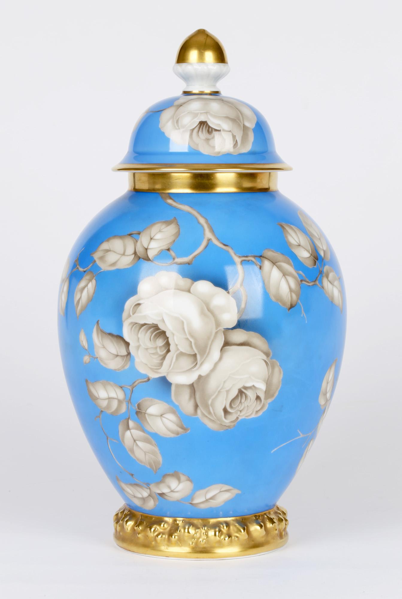 Milieu du XXe siècle Grand pot et couvercle en porcelaine Art Déco En Grisaille Roses de Rosenthal en vente