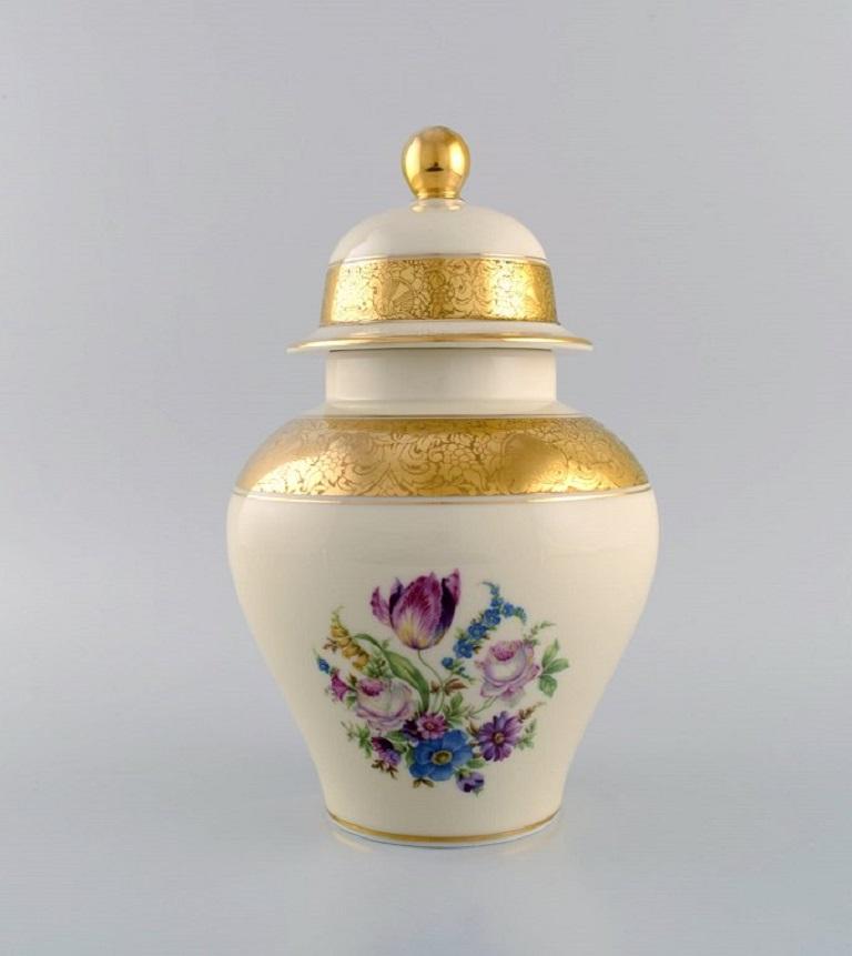 Rosenthal lidded vase in cream-colored porcelain with hand-painted flowers and gold leaf decoration. 
Mid-20th century.
Measures: 25 x 16.5 cm.
In excellent condition.
Stamped.