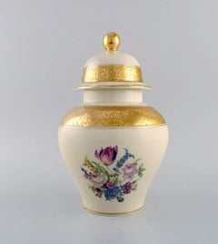 Rosenthal-Vase mit Deckel aus cremefarbenem Porzellan mit handbemalten Blumen