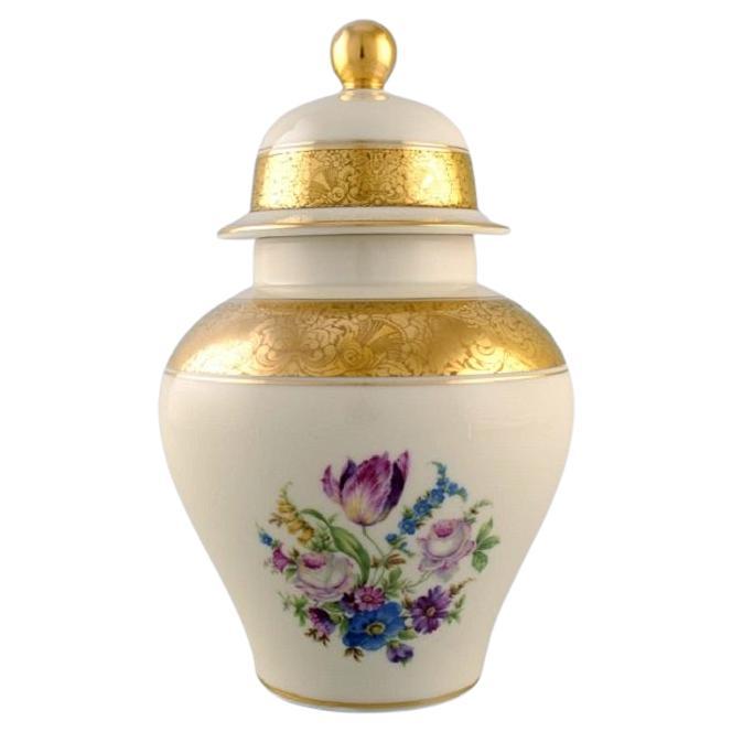 Rosenthal-Vase mit Deckel aus cremefarbenem Porzellan mit handbemalten Blumen