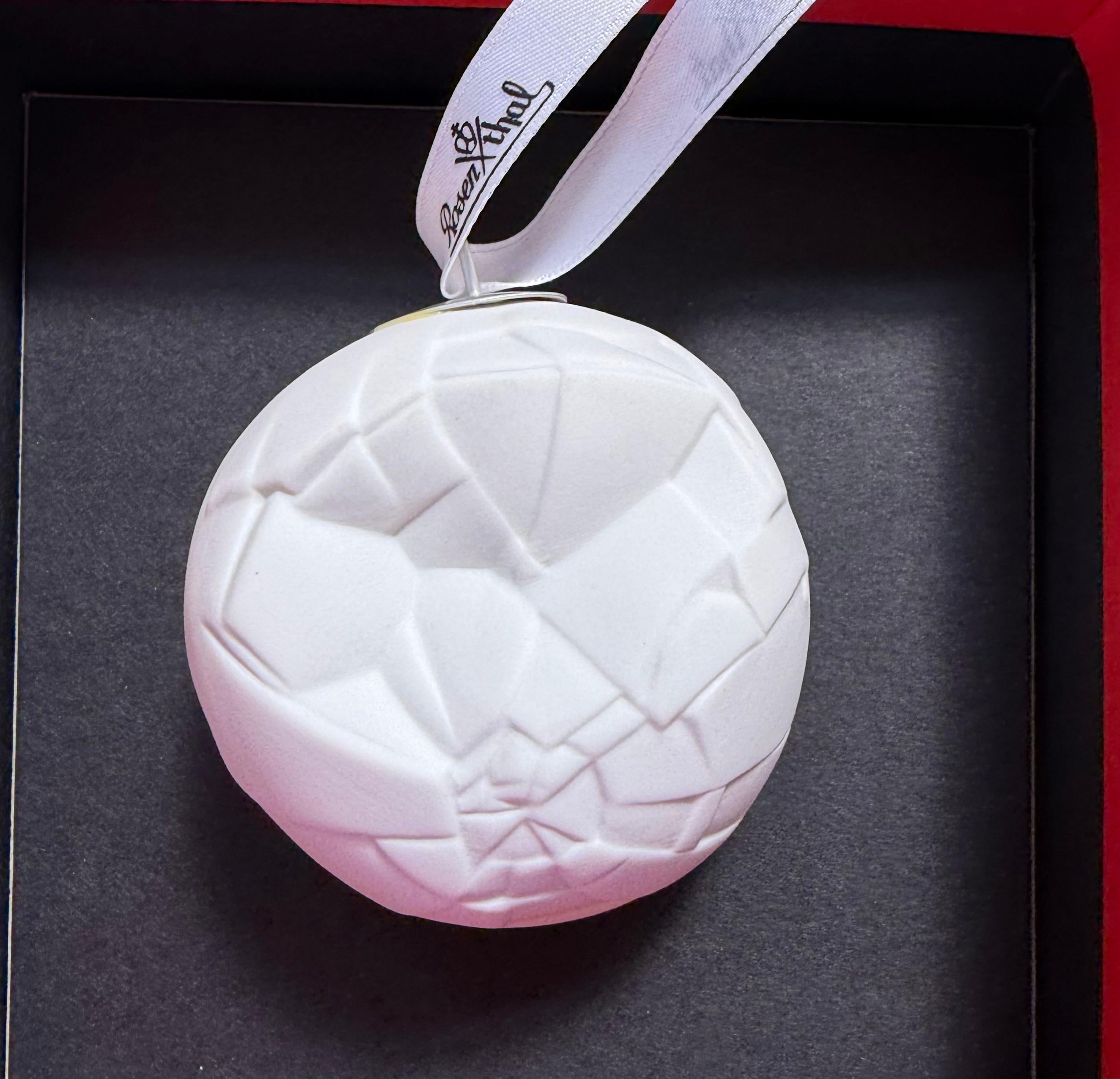 Rosenthal Line Phases Porcelain White Ball and Ball Ornament by Dror Benshetrit, Germany. Excellent état - En vente à Brooklyn, NY