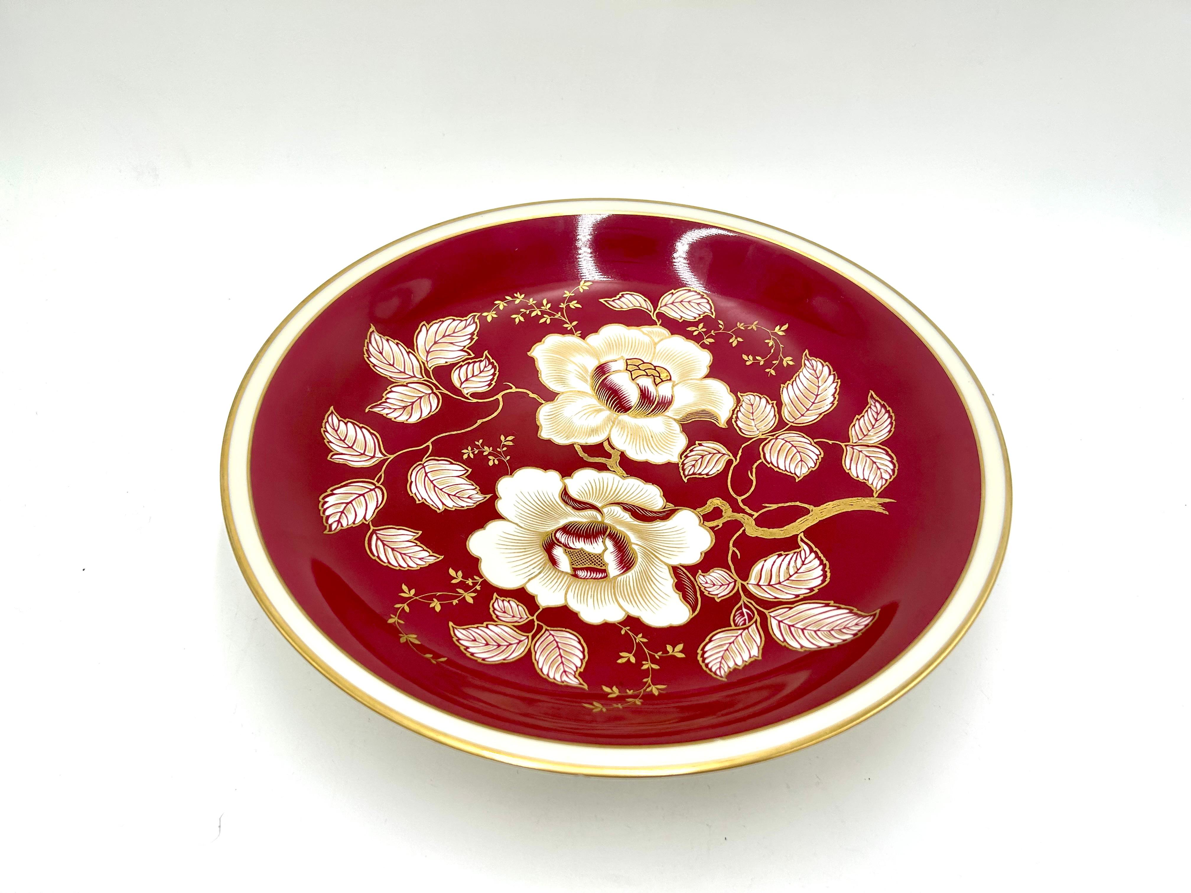Beautiful porcelain platter made in Germany by Rosenthal.

Porcelain in the color of ecru, decorated with a motif of golden flowers on a maroon background.

The product is marked with a mark from 1949.

Very good condition - has a small chip