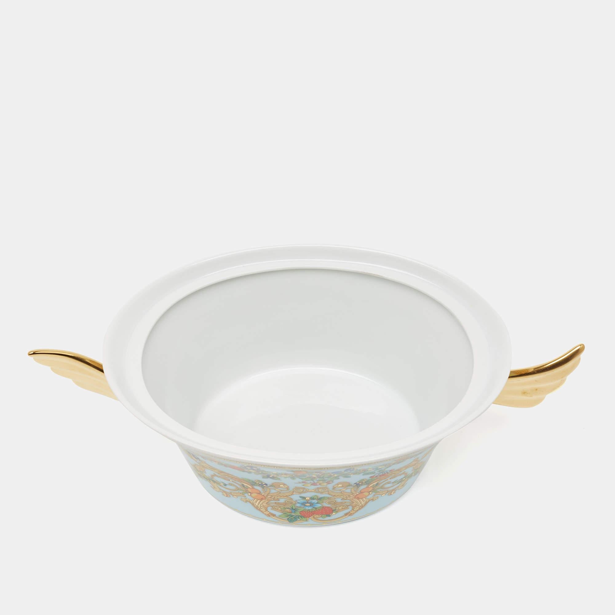 This Ikarus Le jardin de Versace vegetable bowl is from Rosenthal meets Versace. Crafted delicately using high-quality porcelain, it has intricate details that have been carefully applied to project the most elegant appeal.

Includes: Original Box,