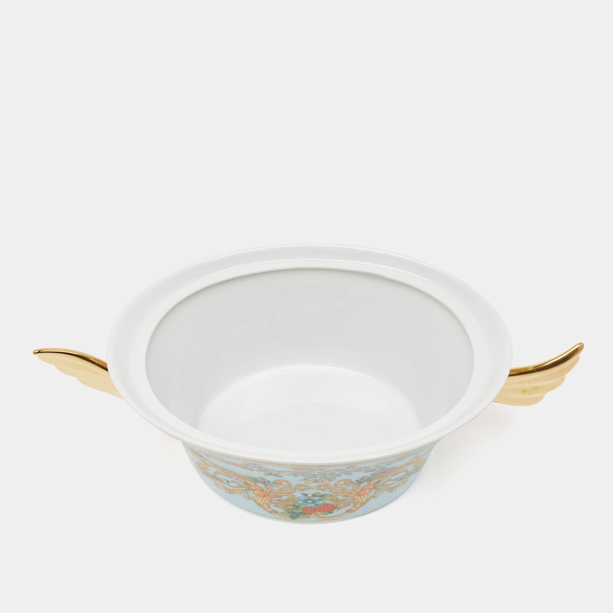 This Ikarus Le jardin de Versace vegetable bowl is from Rosenthal meets Versace. Crafted delicately using high-quality porcelain, it has intricate details that have been carefully applied to project the most elegant appeal.

Includes: Original Box,