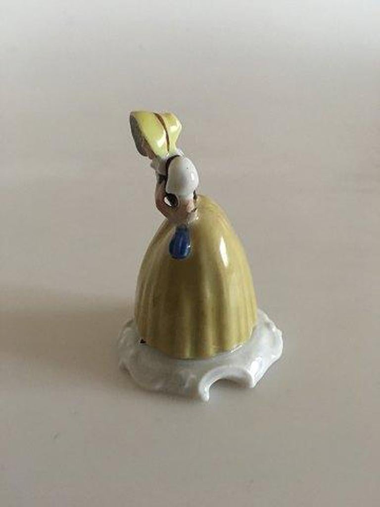 Rosenthal Miniature figurine of lady. Both arms on the figurine have been fixed and glued.

Measures: 6 cm H (2 23/64