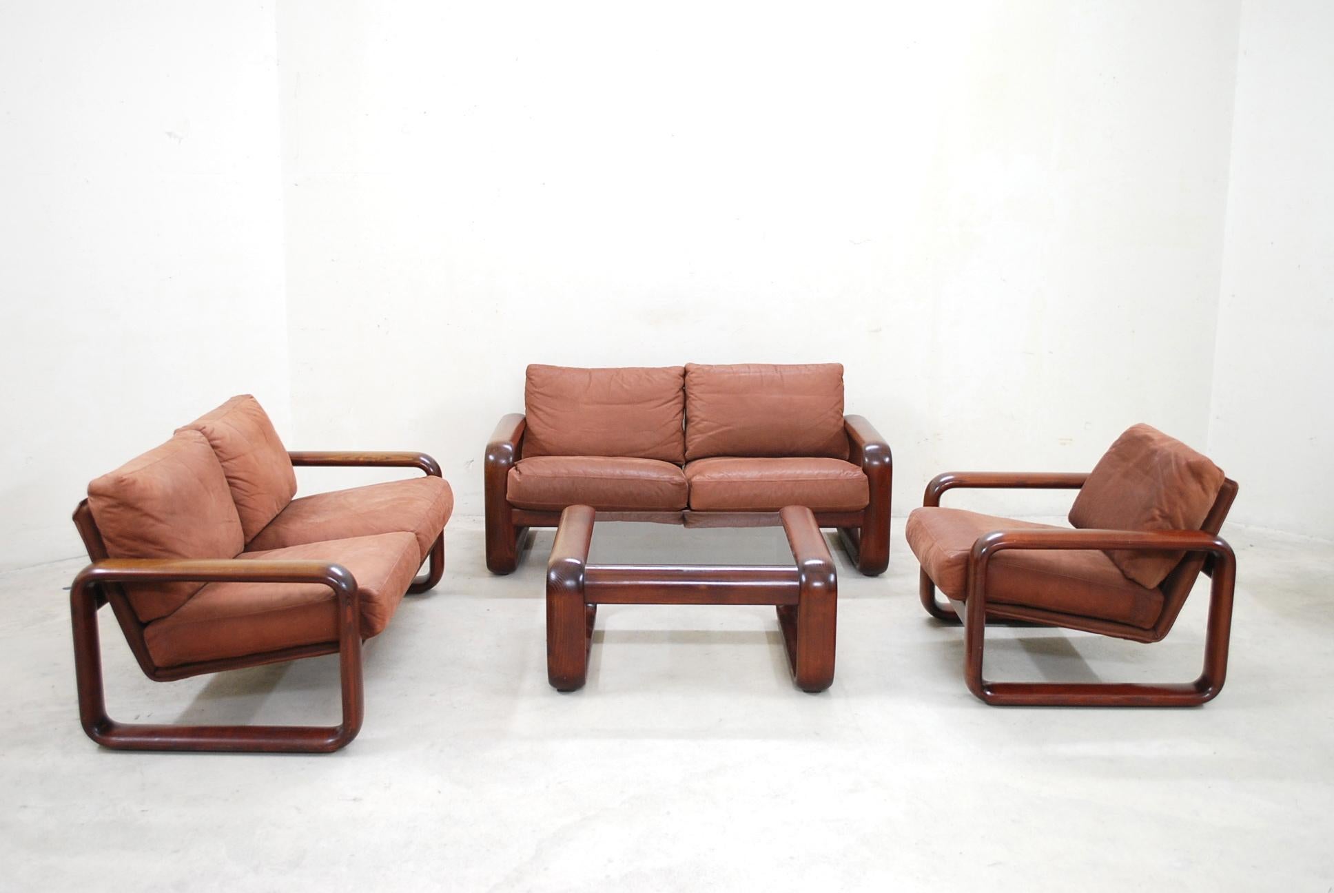 This ensemble was designed by Burkhard Vogtherr 1975 and produced by Rosenthal Einrichtung and consists 2 sofas, 1 armchair, and 1 coffee table.
The model 