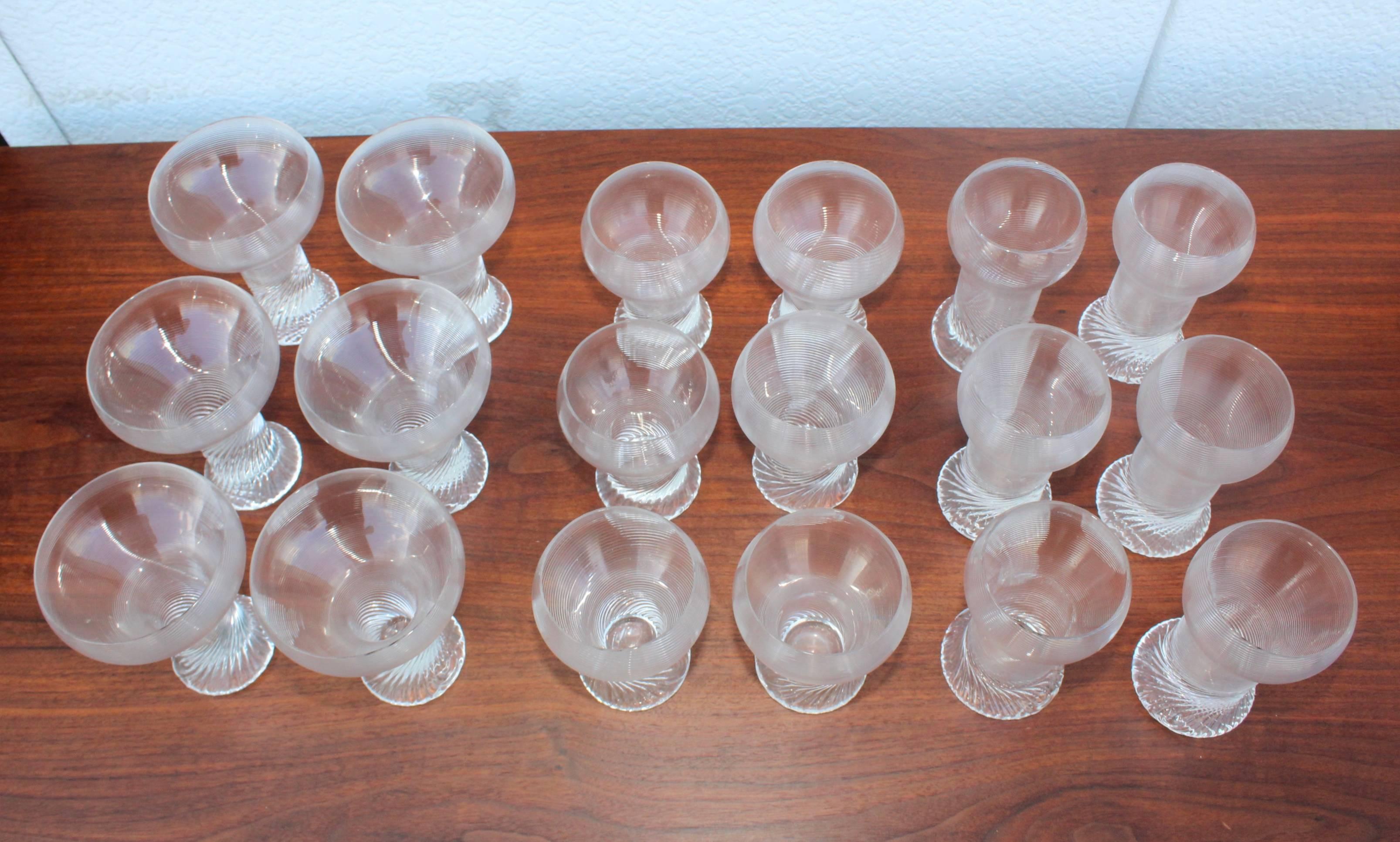 1970s modern swirl set of 18 glasses by Rosenthal Studio.

Measure: medium glasses height 5.5 diameter 3.25
small glasses height 4.75, diameter 3.5.