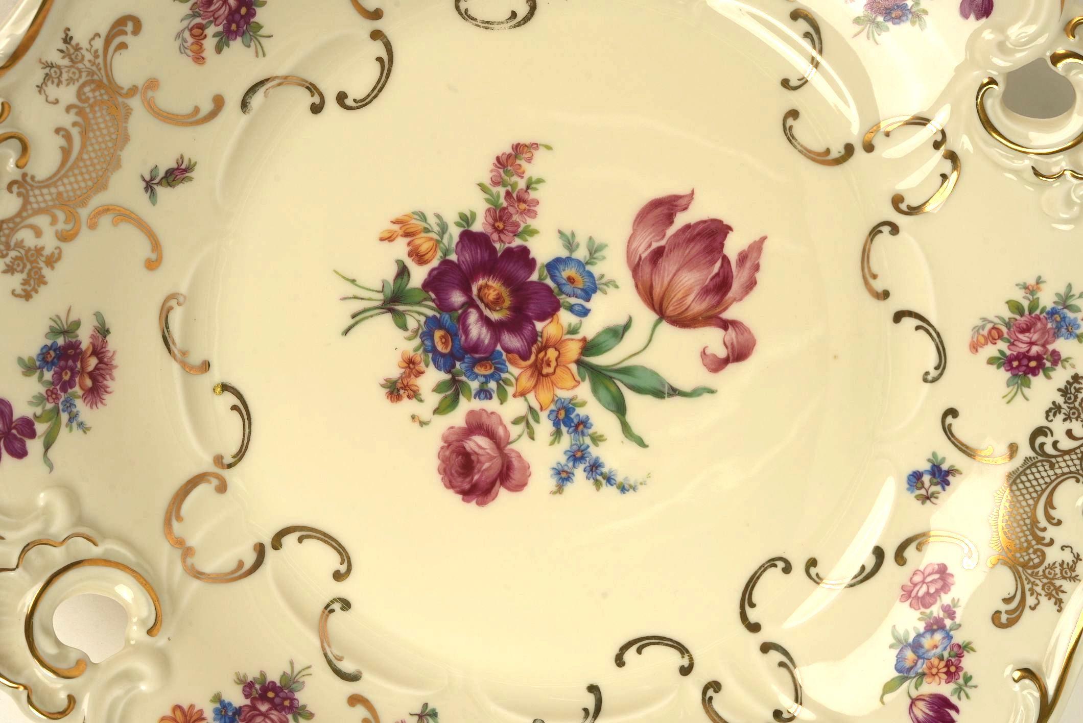 Ce plat en porcelaine vintage de Rosenthal Molière est un exemple étonnant de porcelaine fine européenne du milieu du siècle, qui allie charme ornemental et savoir-faire délicat. La particularité de cette pièce réside dans ses somptueux détails