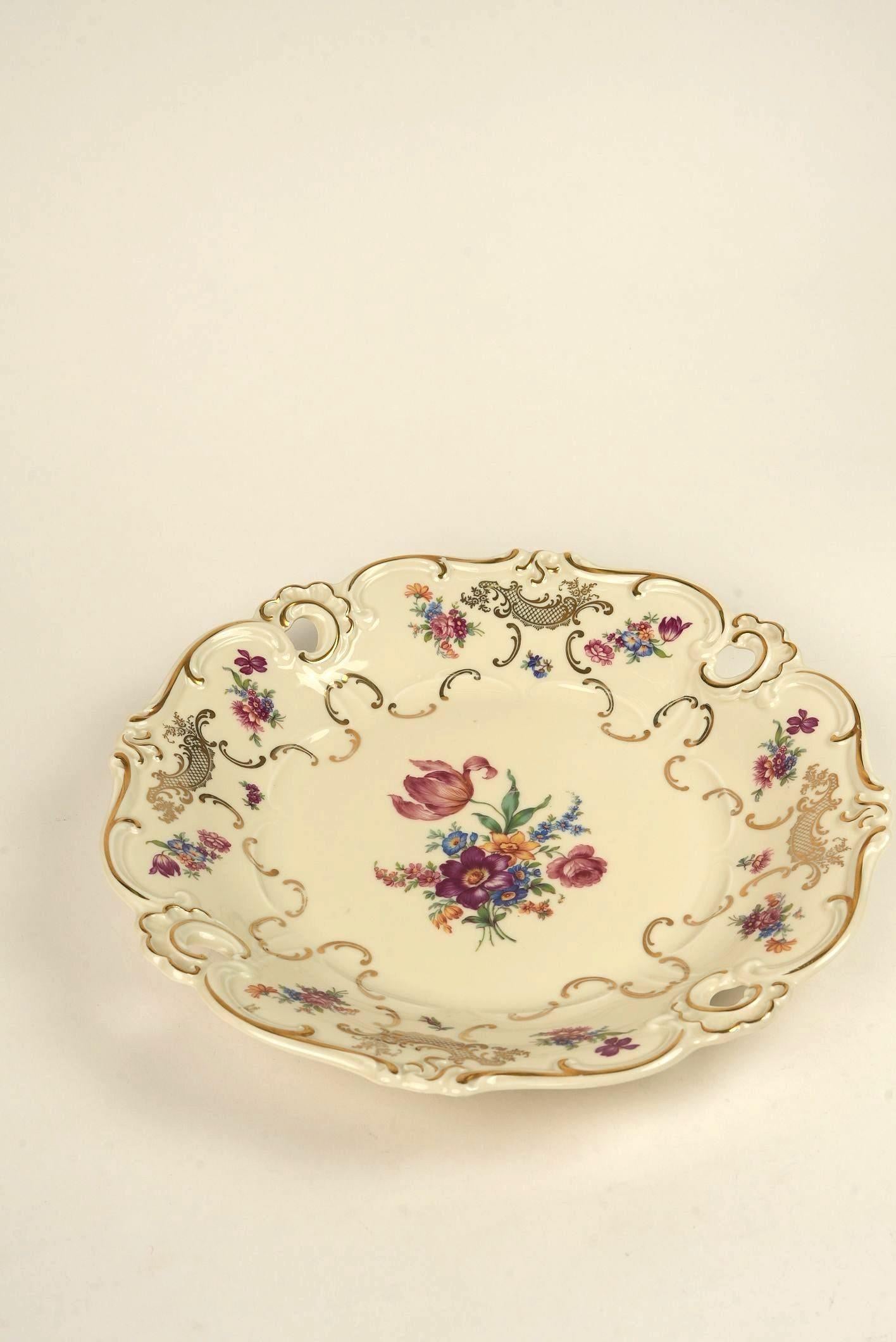 Doré Rosenthal Plat en porcelaine Molière avec détails floraux et dorés en vente