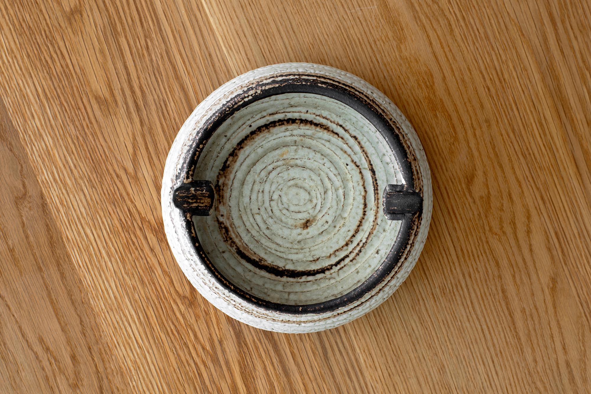 Vintage ceramic ashtray by Italian potter Rosenthal Netter in neutral tones. 
Marked underneath and in great condition. 

 