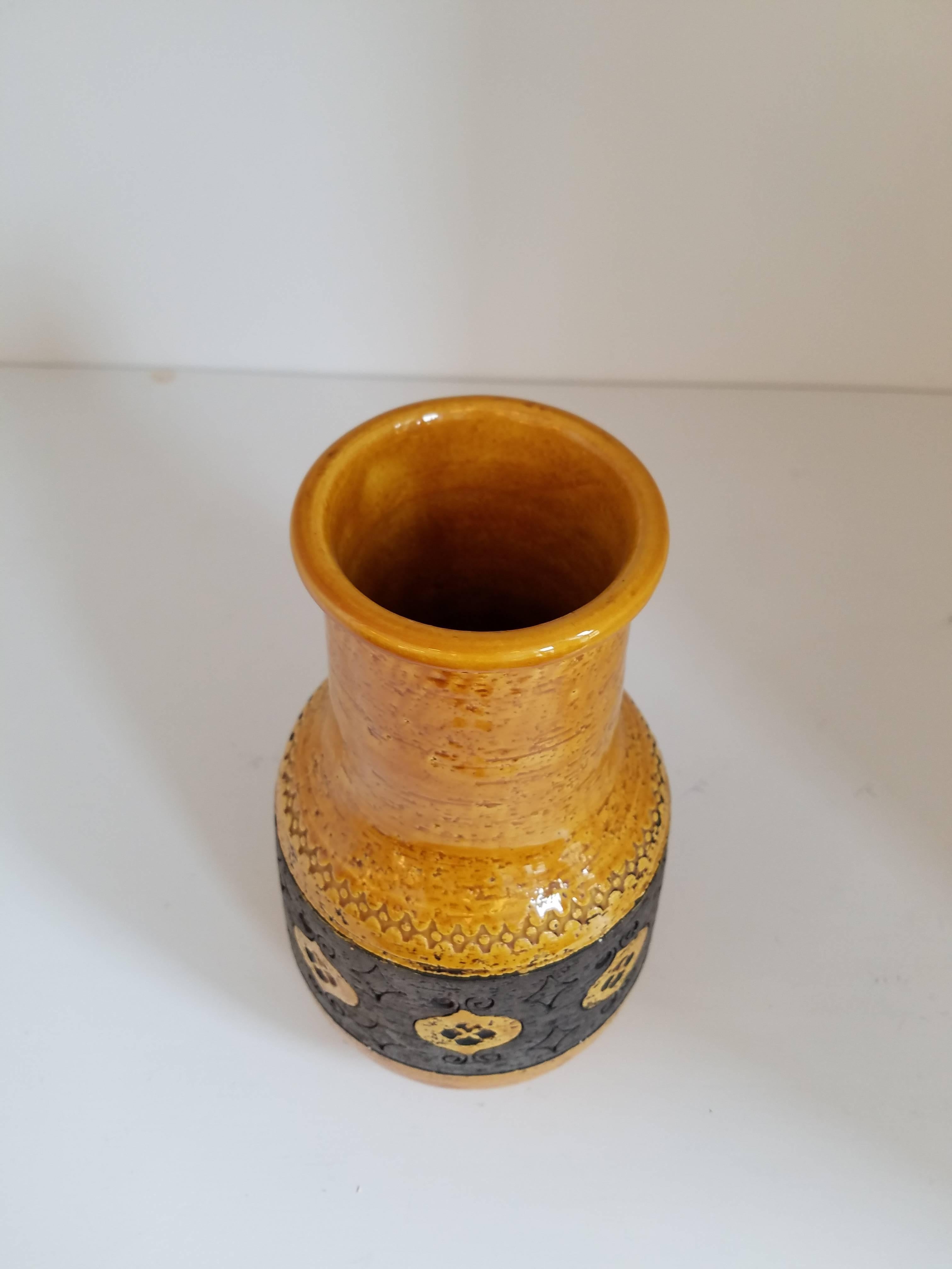 Italian ceramic vase with siena mottled glaze and hand-carved and etched unglazed band around center with geometric designs. Made in Italy, circa 1960

Base diameter - 5.5