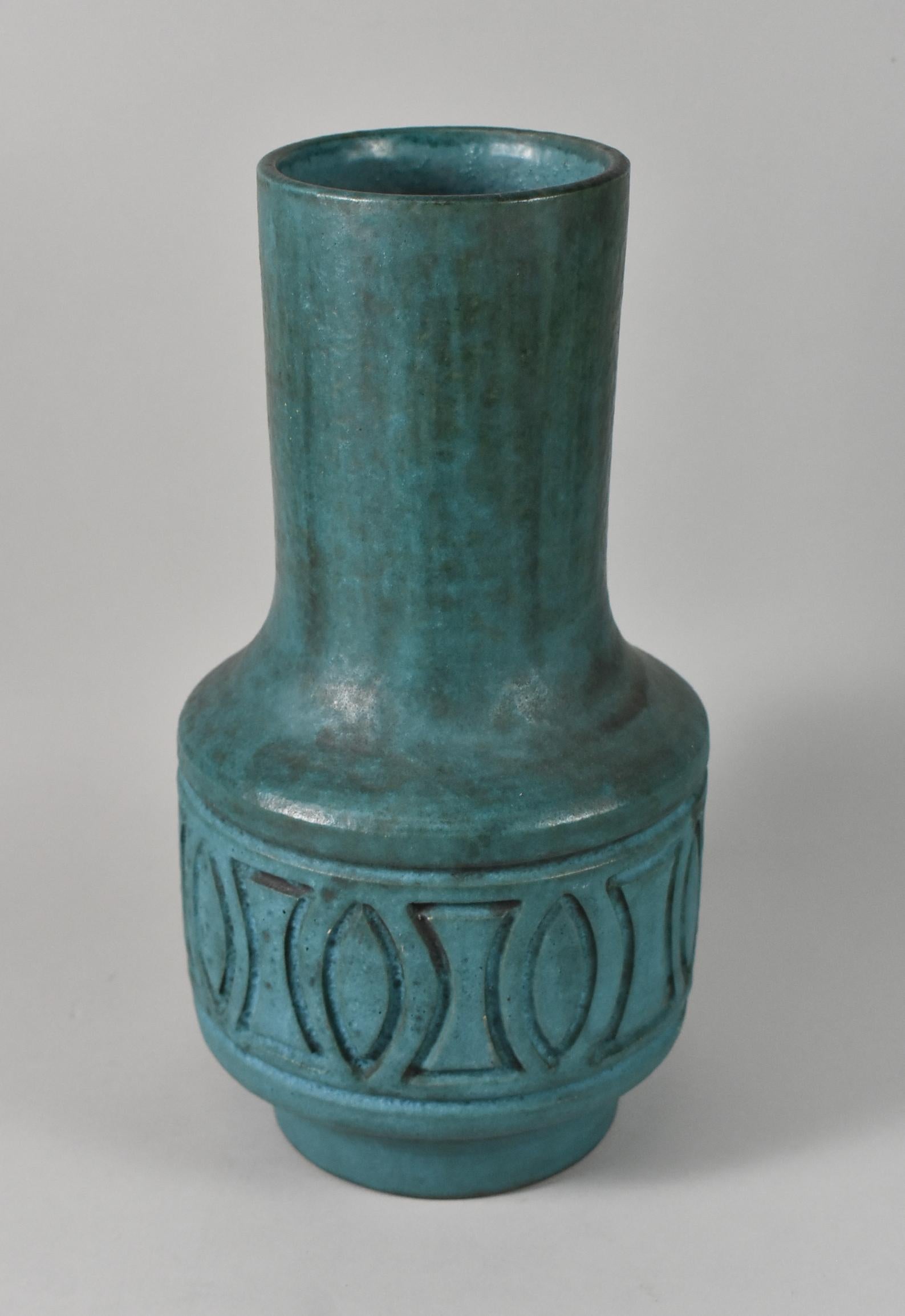 Vaso in ceramica italiana degli anni '70 di Rosenthal Netter. Splendide tonalità blu/verdi con design geometrico avvolgente. È alto 12