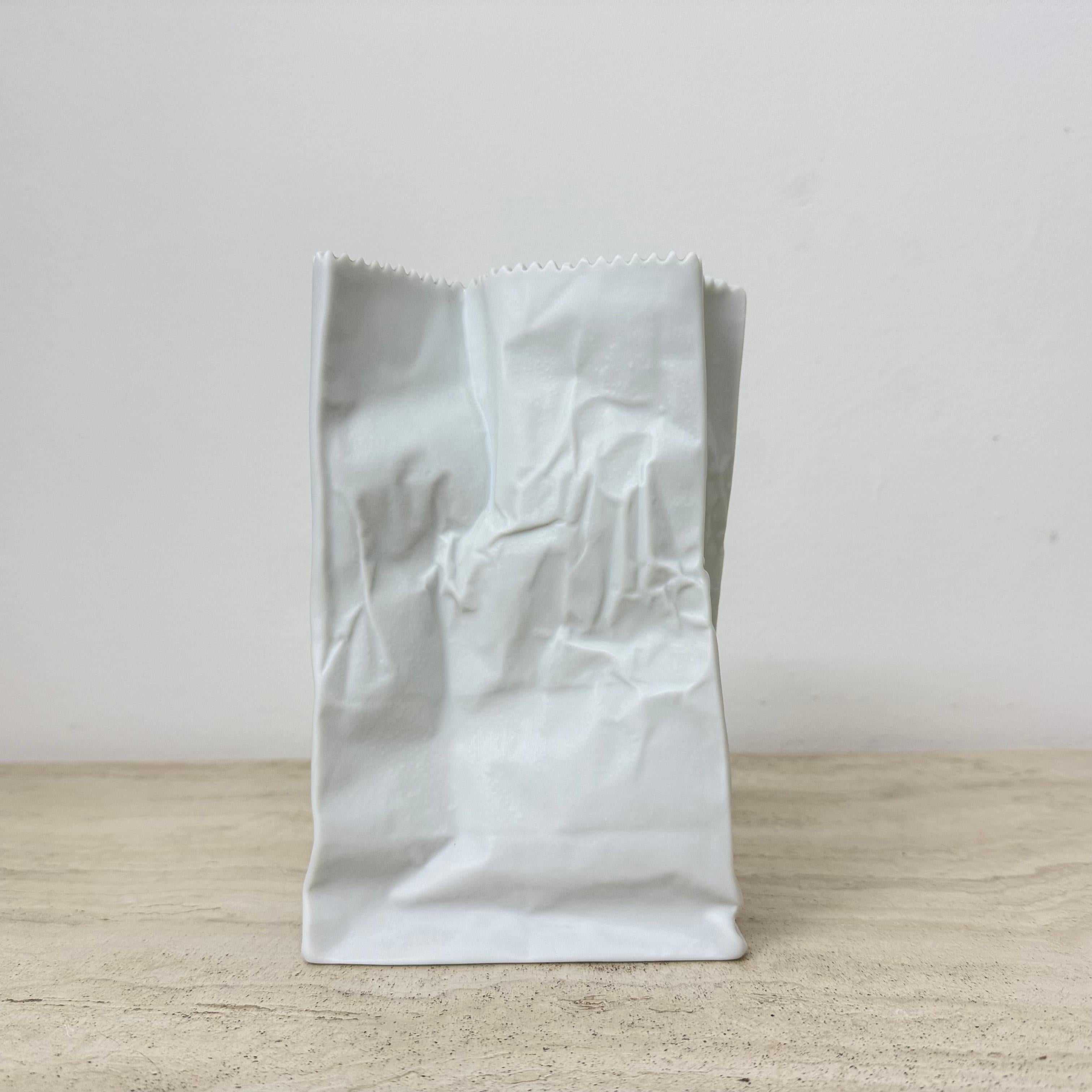 Vaso di sacchetti di carta Rosenthal di Tapio Wirkkala, anni '70

Dimensioni: 19 cm di altezza, 13 cm di larghezza, 8 cm di profondità
Condizioni: Menta
Materiale: Porcellana