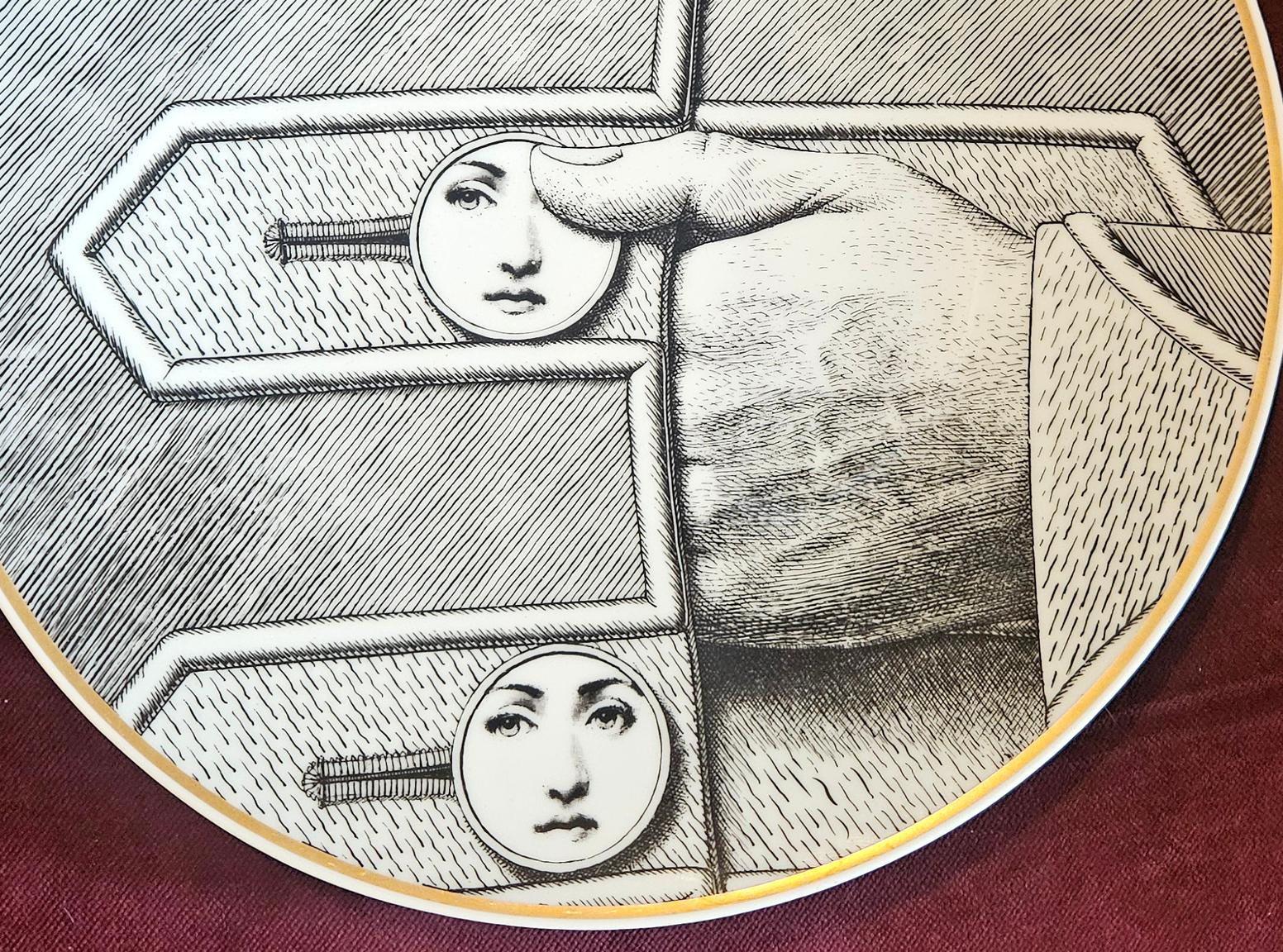Piatto in porcellana Rosenthal Piero Fornasetti, 
Temi e variazioni, 
Pulsanti,
Motivo 13,
1980s

Da una collezione di piatti Rosenthal Piero Fornasetti che abbiamo in magazzino.

Splendido e raro esempio della piccola gamma di piatti realizzati da