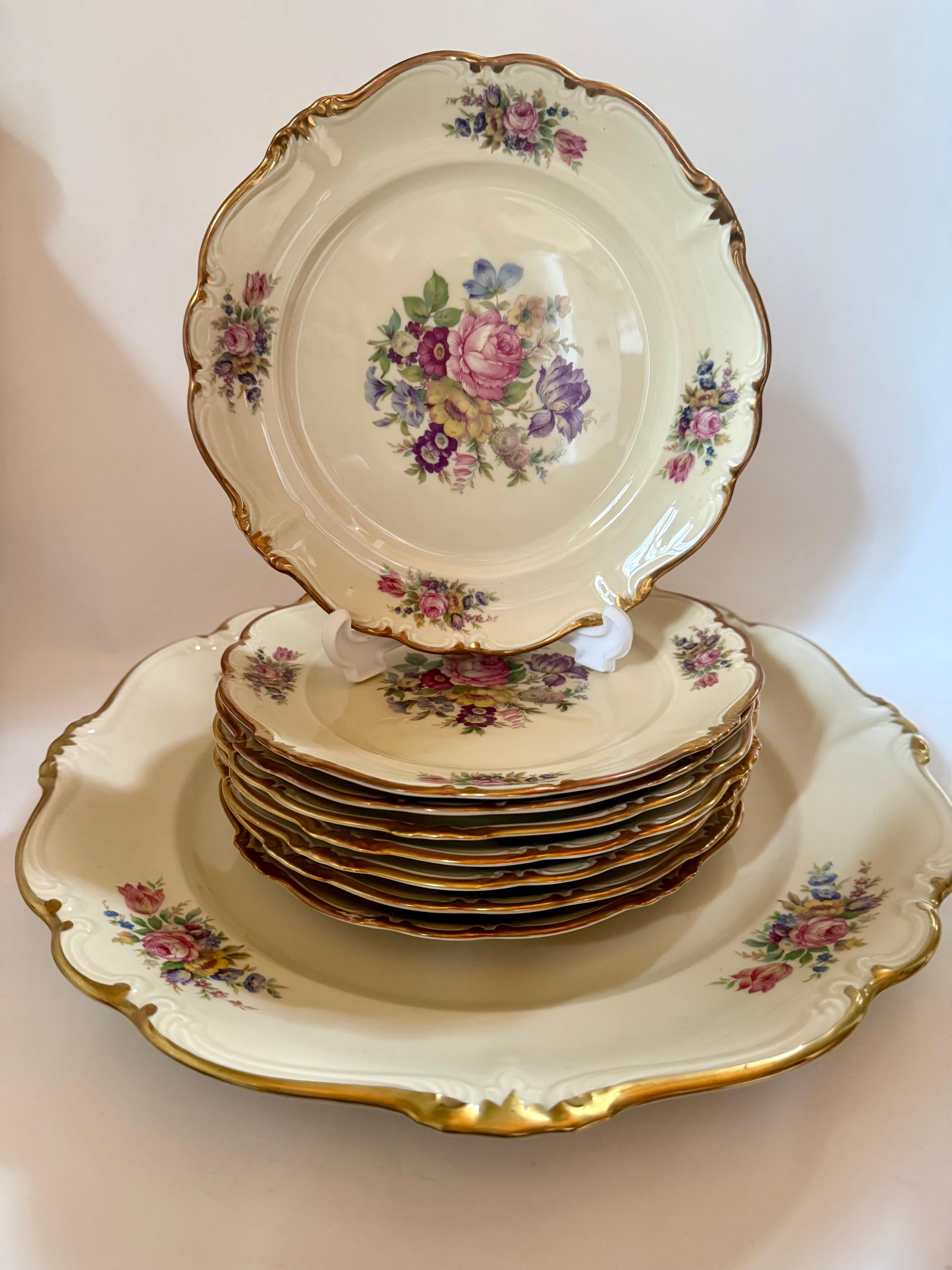 Rosenthal, Alemania, serie Pompadour 
Juego de porcelana vintage para postre con gran fuente redonda 
1939-1956, según marca
1 plato redondo grande d 33 cm ( 13