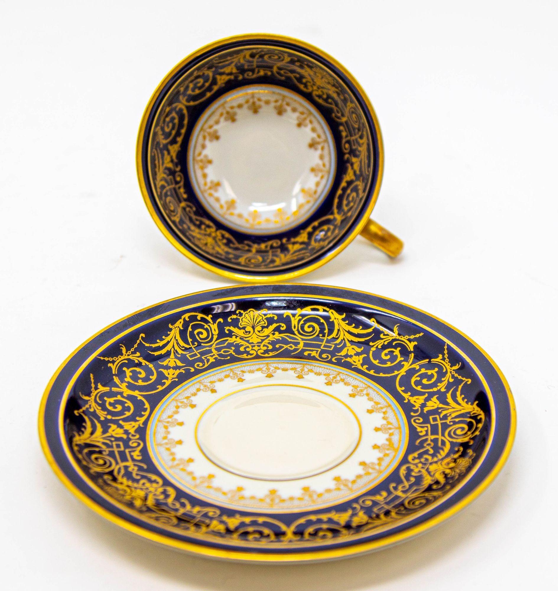 Antigua taza de té o café de porcelana Rosenthal y platillo Demitasse negro y dorado estilo Art Nouveau veneciano.
Rara taza y platillo antiguos de porcelana dorada finamente pintados a mano.
Coleccionista Preciosa y elegante taza y platillo de