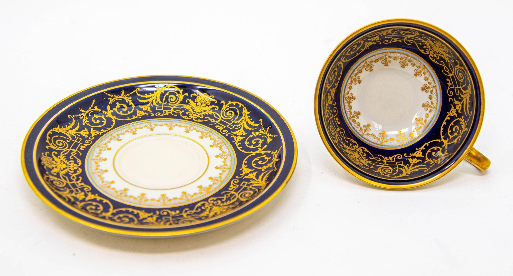 Taza de café y platillo de porcelana Rosenthal Demitasse negro y dorado 1940 en venta 1