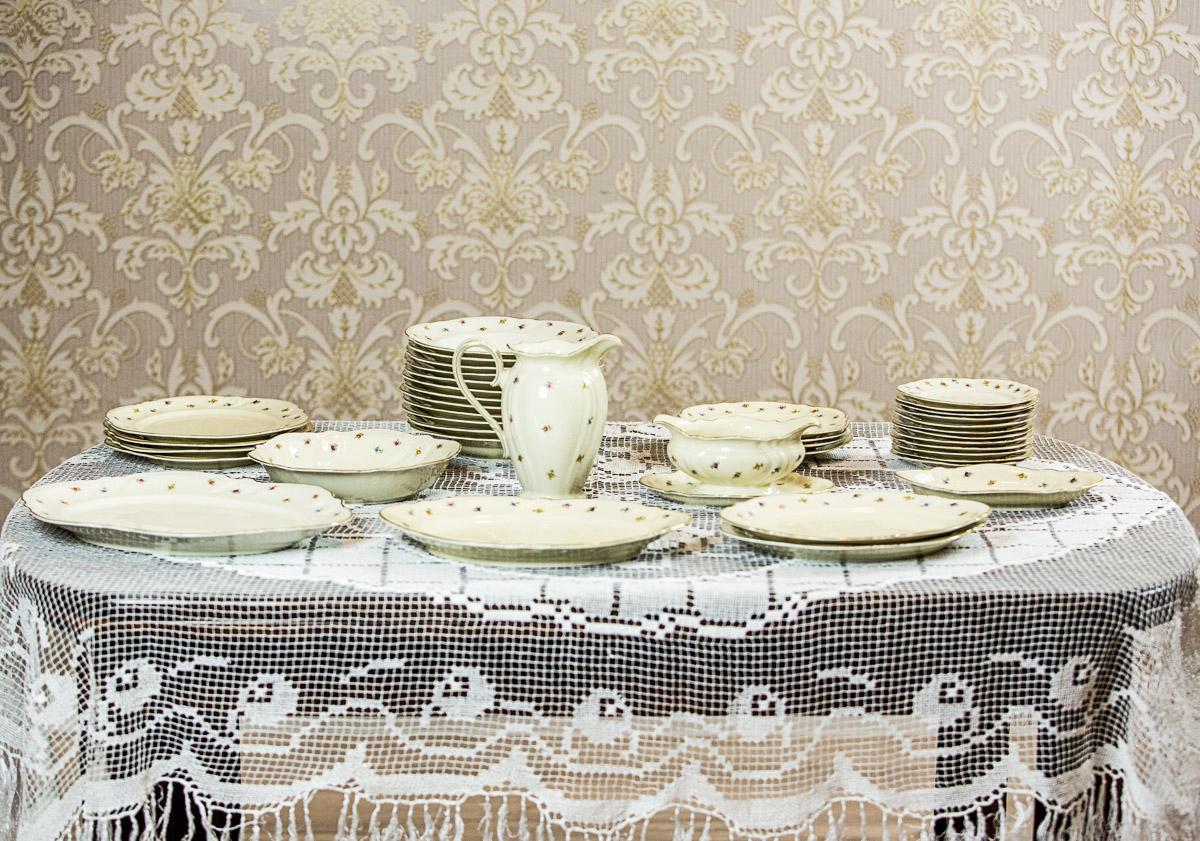 The signature is of the Victoria series of Rosenthal Manufactory, and comes from the period 1920/30.
The porcelain is smooth, with wavy edges, and gilded rim. It is also ornamented with a pattern of small flowers.

Presented set includes: a