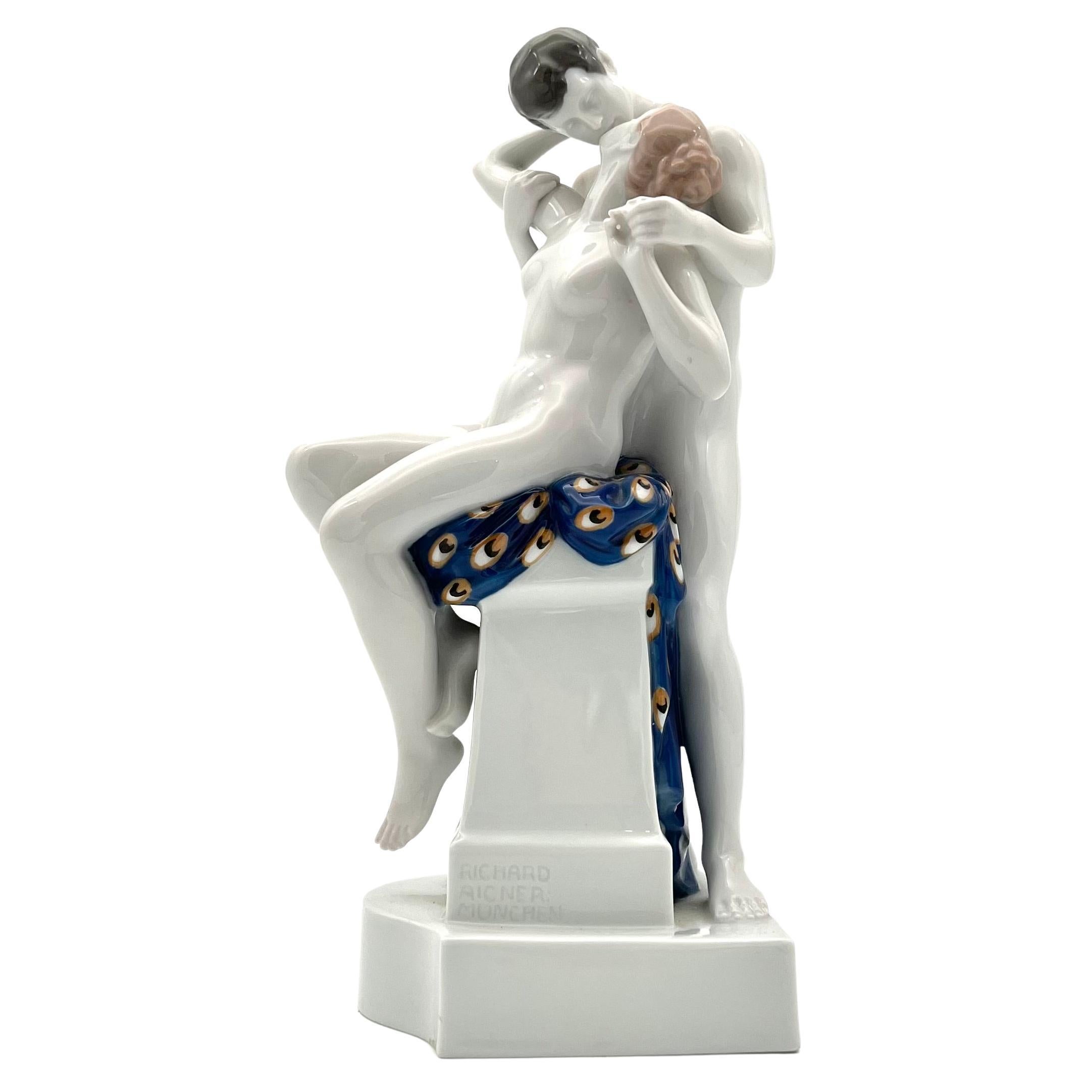 Figurine en porcelaine de Rosenthal, n° 295, Le Baiser, Richard Aigner  Munic En vente sur 1stDibs