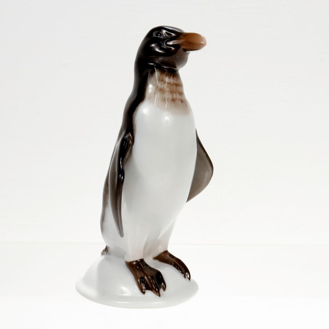 Eine feine Rosenthal Porzellanfigur aus der Mitte des Jahrhunderts.

In der Form eines Pinguins.

Auf dem Sockel ist ein H.361 eingeprägt. 

Das Design wird Theodor Karner zugeschrieben.

Einfach eine wunderbare Pinguin-Figur! 

Datum:
20.