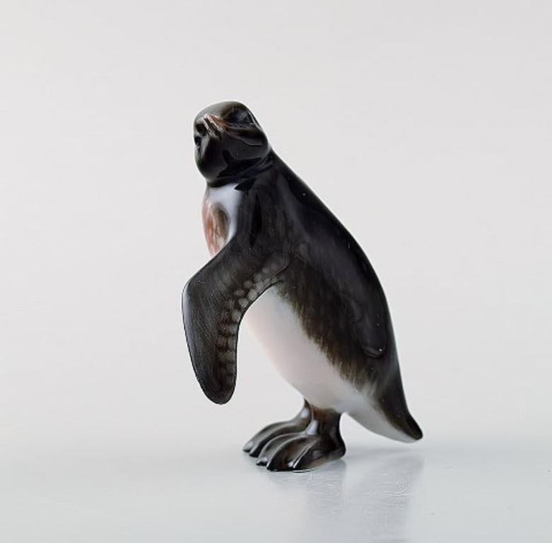 Rosenthal porcelain figurine. Penguin Young, 1950s.
Model number: 399
In good condition.
Stamped.
Measures: 8 x 7.5 cm.