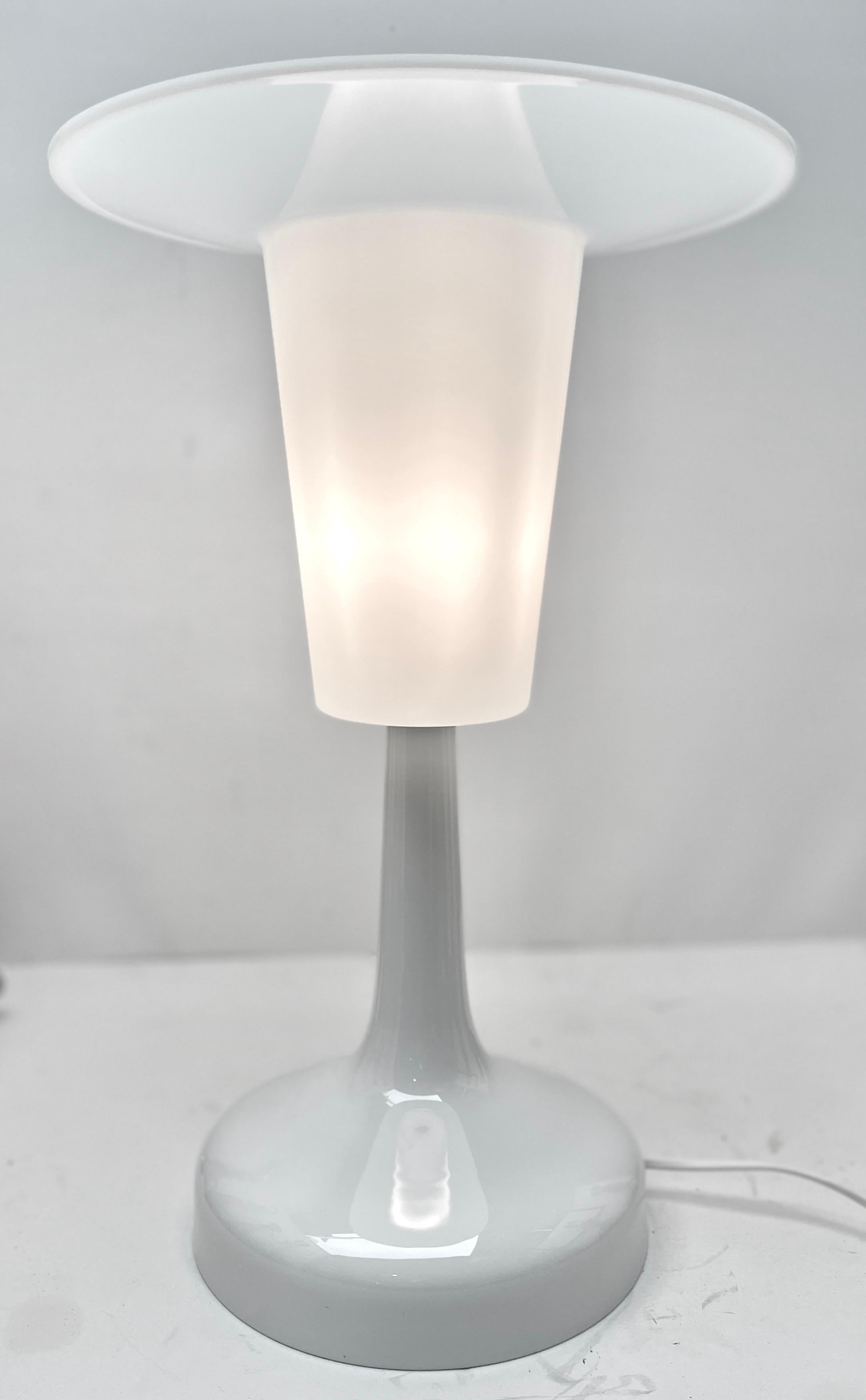 Design compact classique de Rosenthal, cette lampe de bureau à projecteur a été produite par Rosenthal.

Le pied est en porcelaine blanche. La lampe est entièrement d'origine et en bon état.
et n'a pas été restauré.
En parfait état de marche, elle