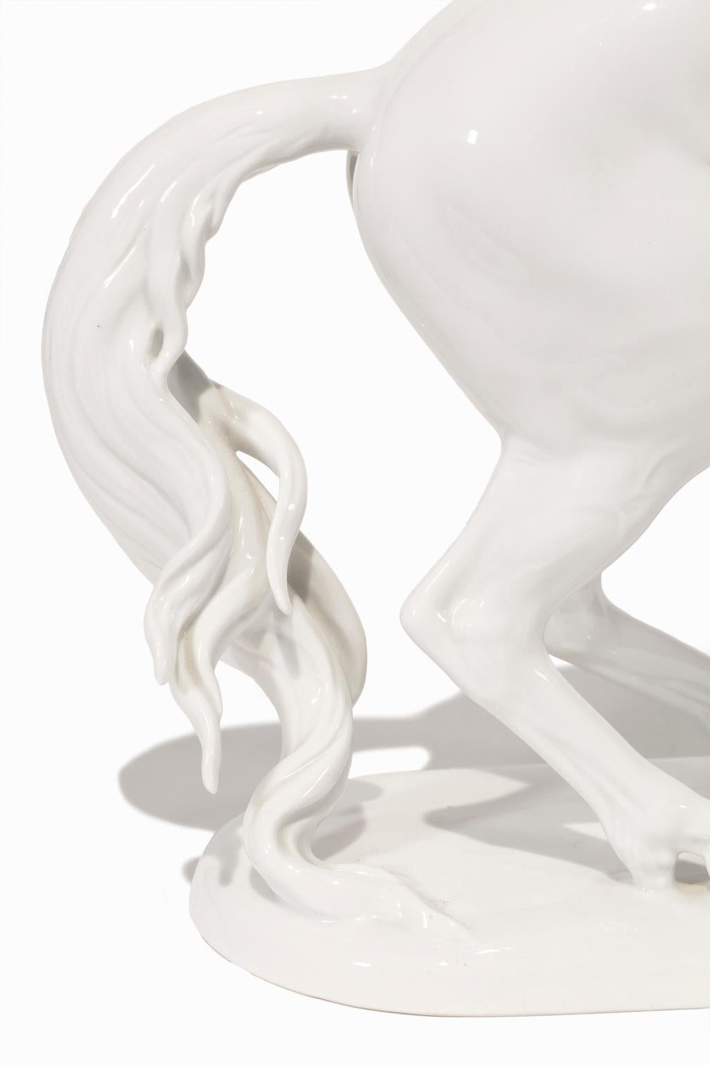 „Rearing Horse“, Rosenthal-Porzellan, Modell #1047-I, Bahnhof-Selb, von Meisel – Sculpture von Rosenthal Porcelain
