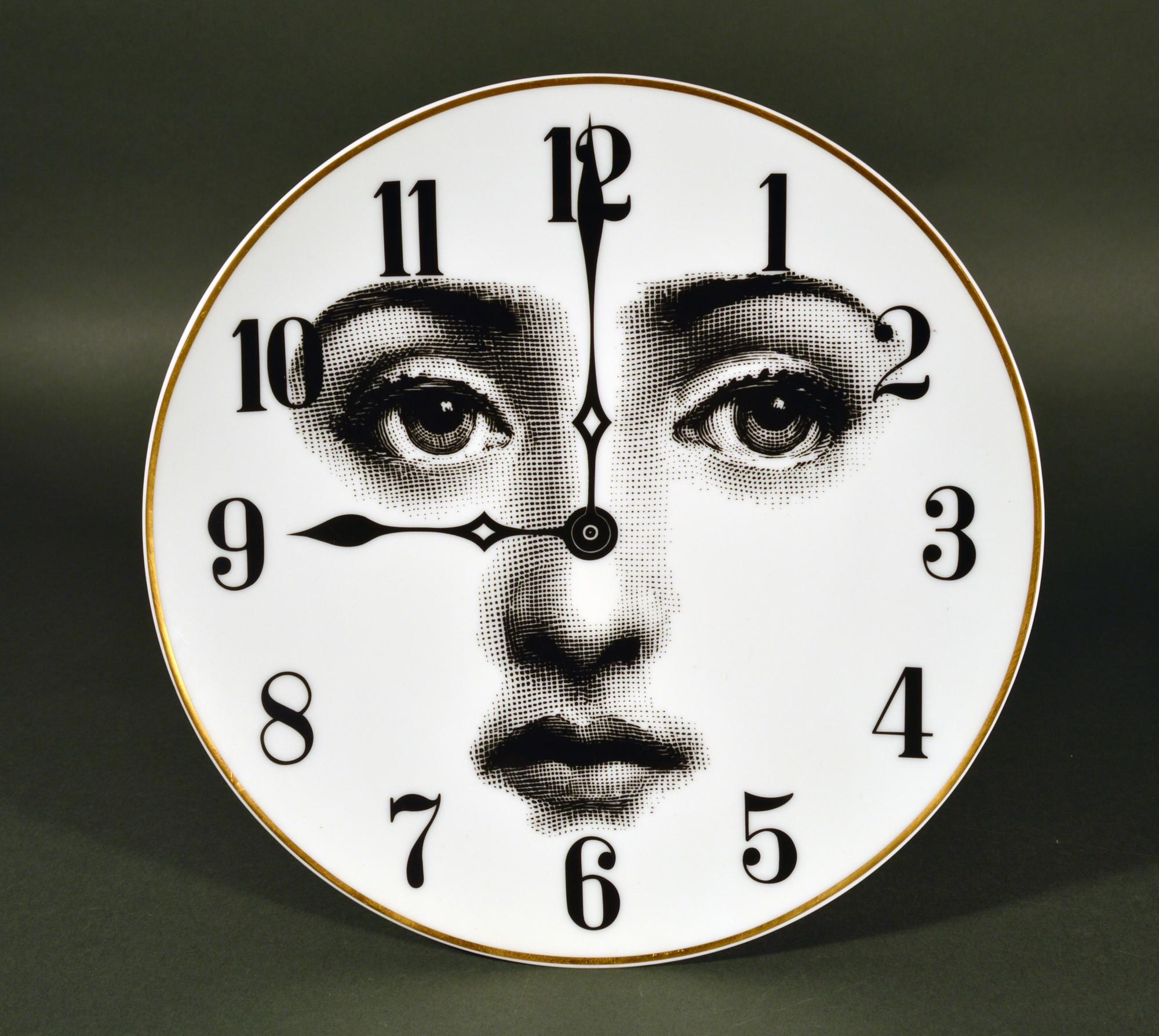Piero Fornasetti Rosenthal Plato de porcelana Temas y Variaciones, 
La esfera del reloj,
Motivo número 33,
1980s

Hay disponible una colección de este patrón.

Maravilloso y raro ejemplo de la pequeña gama de platos fabricados por Rosenthal en los