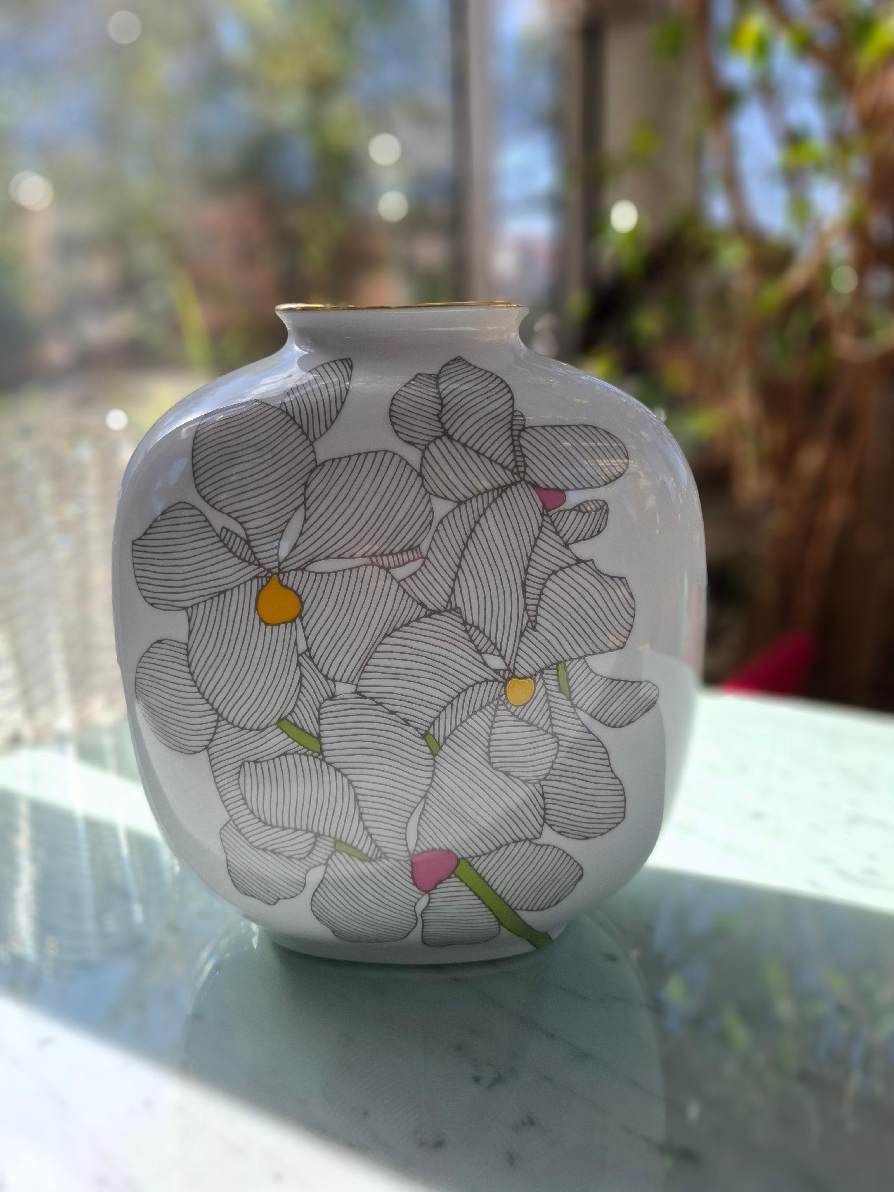 ECCEZIONALE VASO IN PORCELANA DRL 1970 in ottimo stato
Proveniente da villa Milanese 
