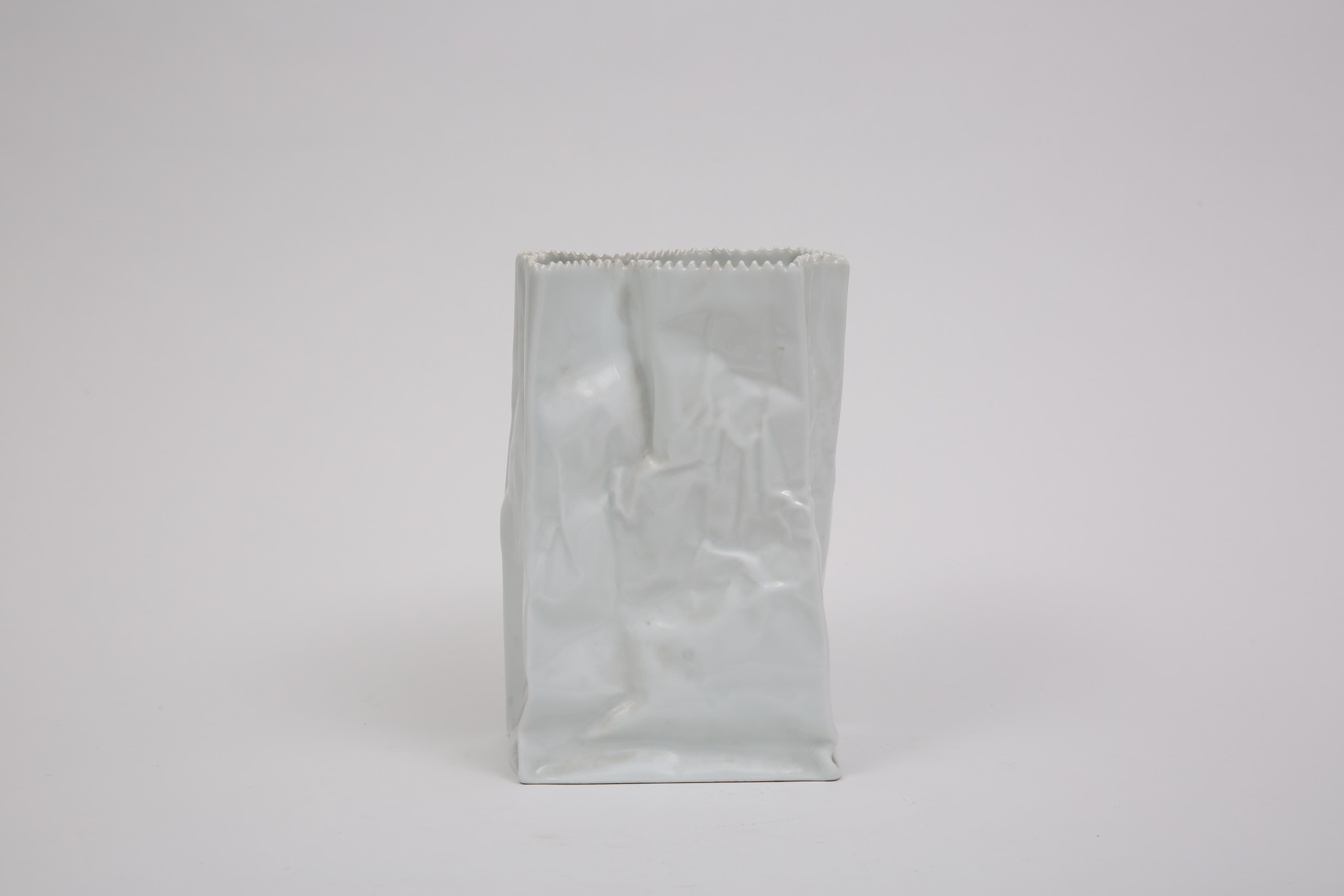 Vaso in porcellana che imita un sacchetto di carta. Firmato Rosenthal, Studio Linie, Germania, Maison.

Germania, CIRCA IL 1940.