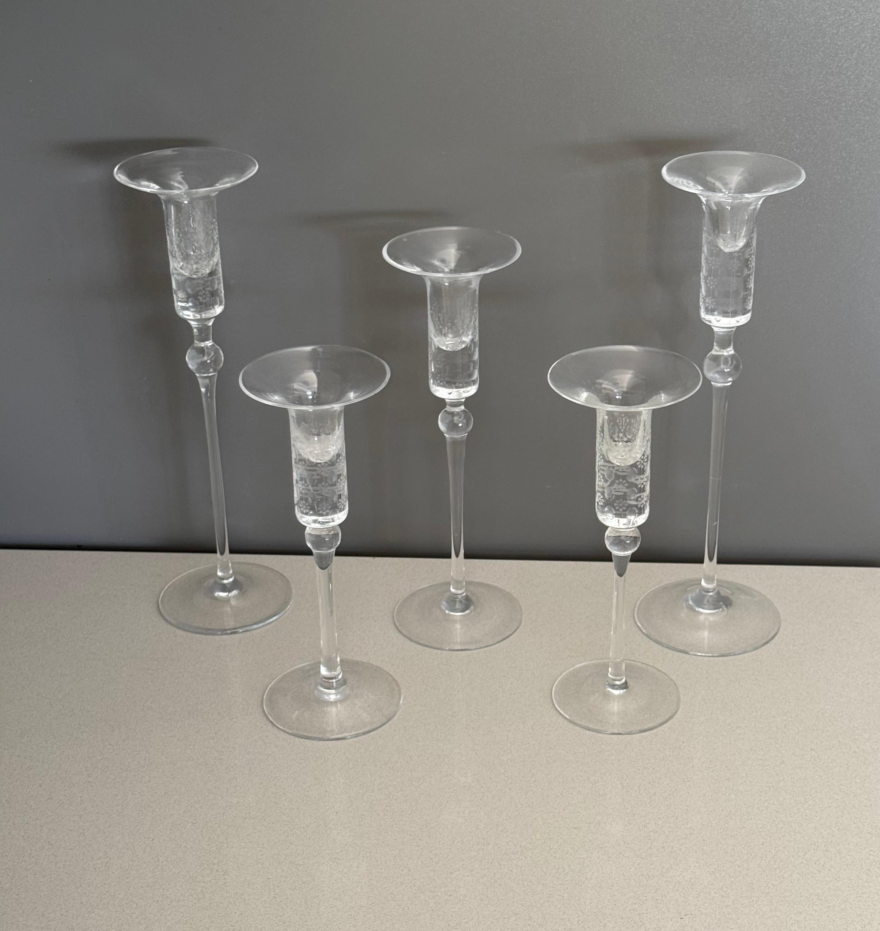 Bougeoirs en cristal Rosenthal 'Romance' conçus par Bjorn Wiinblad. 
Ils sont en bon état et présentent une légère usure due à l'âge. 

Mesures : 
Il existe trois tailles. 
L- 9.5