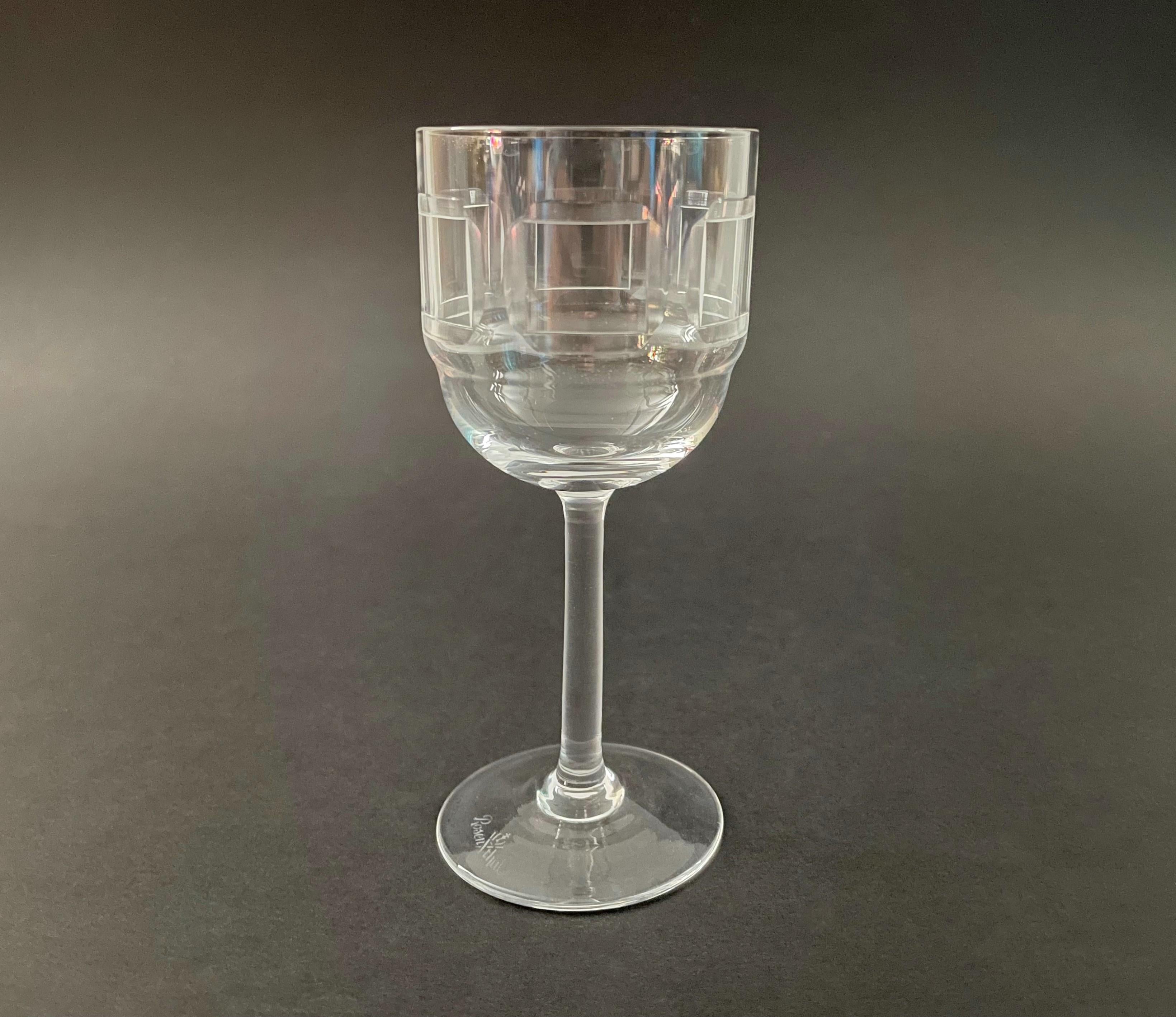 ROSENTHAL (Fabricant) - SQUARES (Motif) - Rare verre à liqueur en cristal clair taillé à la meule, datant du milieu du siècle, présentant une bande de six carrés gravés à l'extérieur du verre - signé sur la base - Allemagne - vers les années